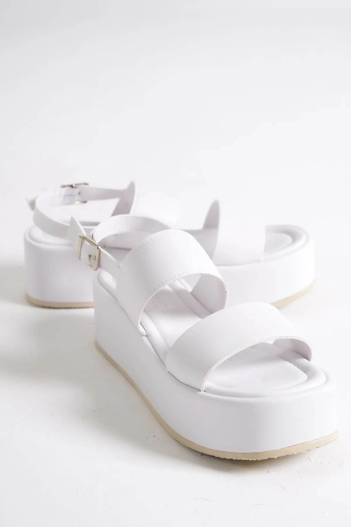 Capone Outfitters  Dicke Damen-Flatform-Sandalen mit doppeltem Riemen und Keilabsatz