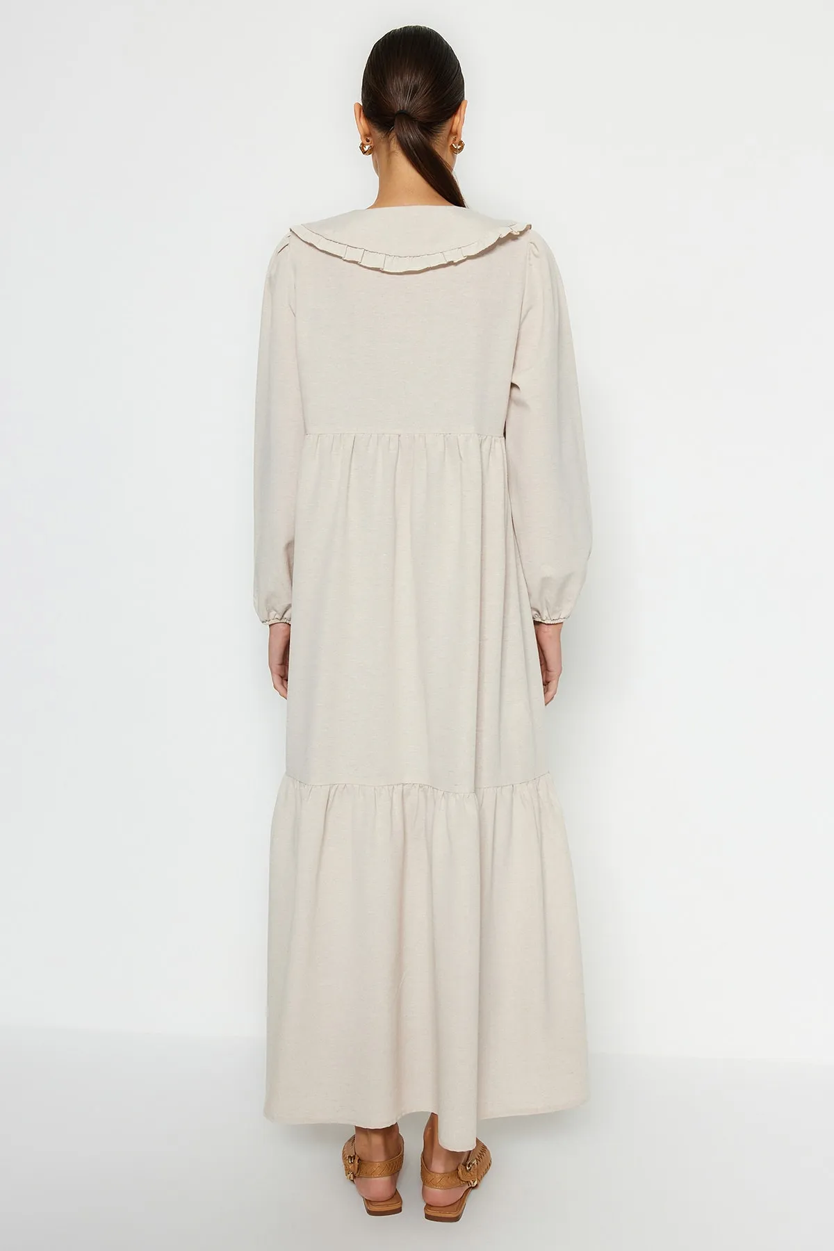 Trendyol Modest  Cremefarbenes, gewebtes Kleid mit halber Knopfleiste und besticktem Kragen in Leinenoptik TCTSS23EB00257