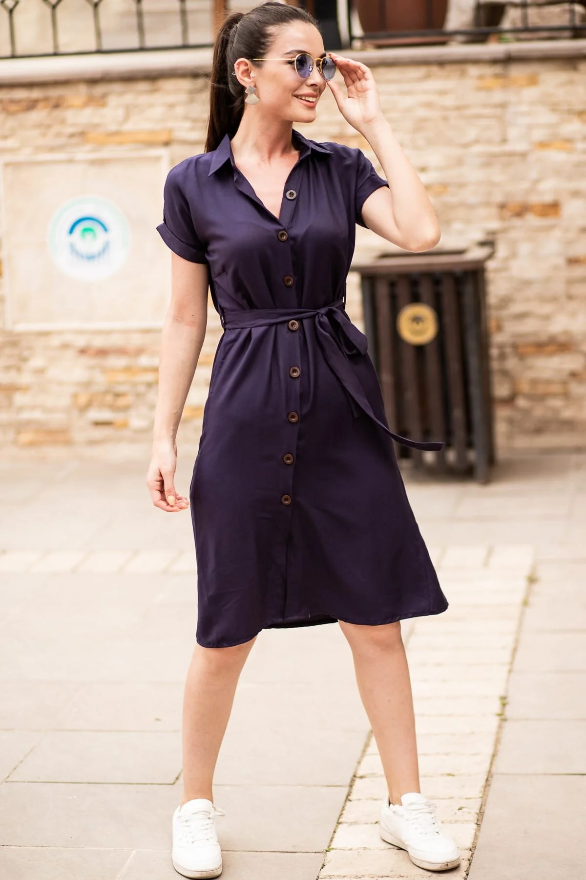 armonika  Marineblaues, kurzärmliges Hemdkleid mit Gürtel für Damen ARM-19Y001068