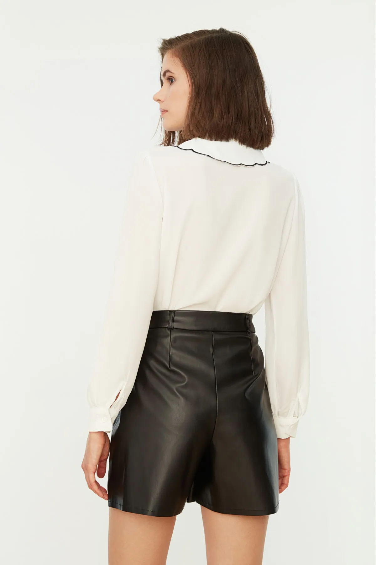 Trendyol Collection  Schwarze gewebte Shorts aus Kunstleder mit Taschen TWOAW21SR0014