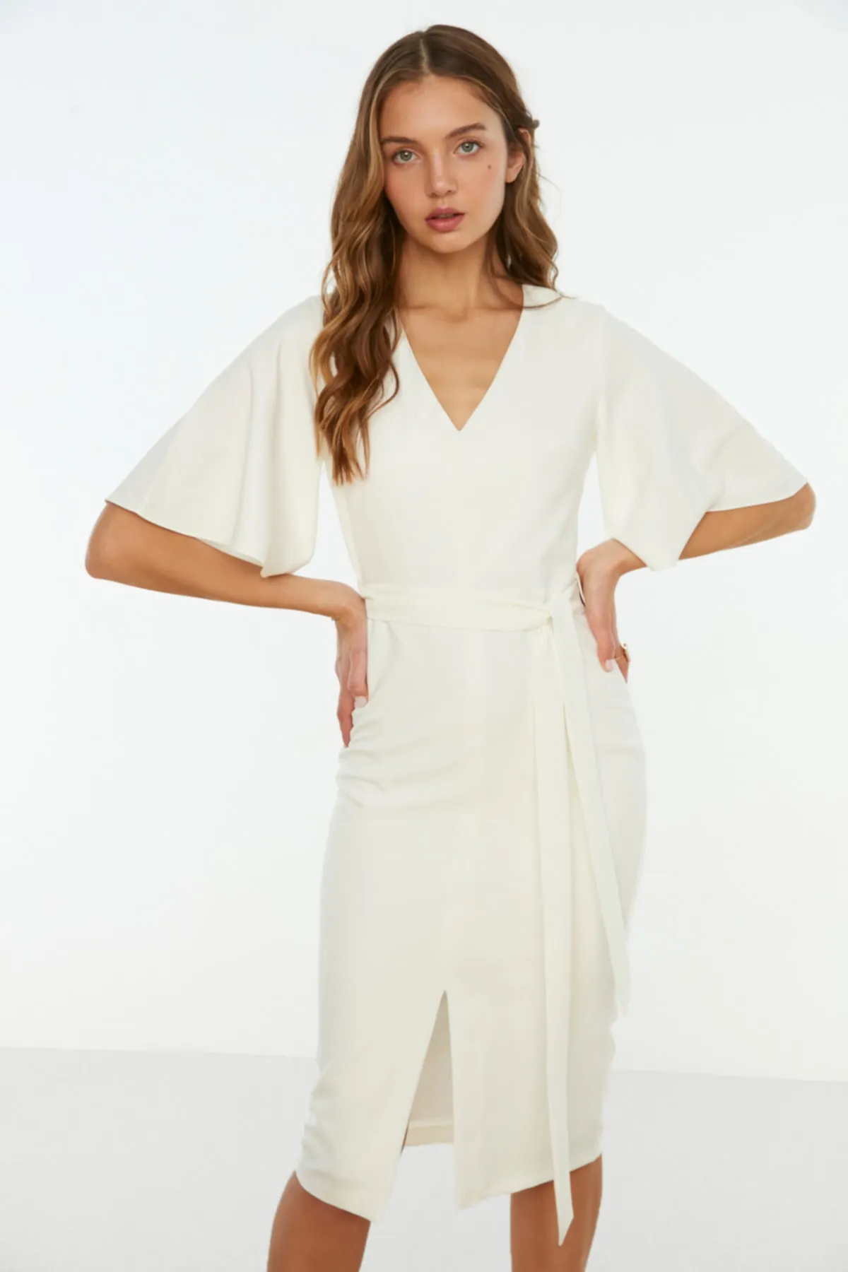 Trendyol Collection  Ecrufarbenes, gewebtes Kleid mit Gürtel TOFAW19BB0167