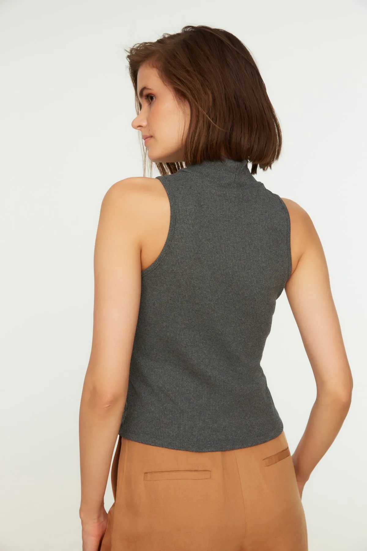 Trendyol Collection  Anthrazitfarbene, taillierte, gerippte, dehnbare Strickbluse mit hohem Kragen TWOSS22BZ0303