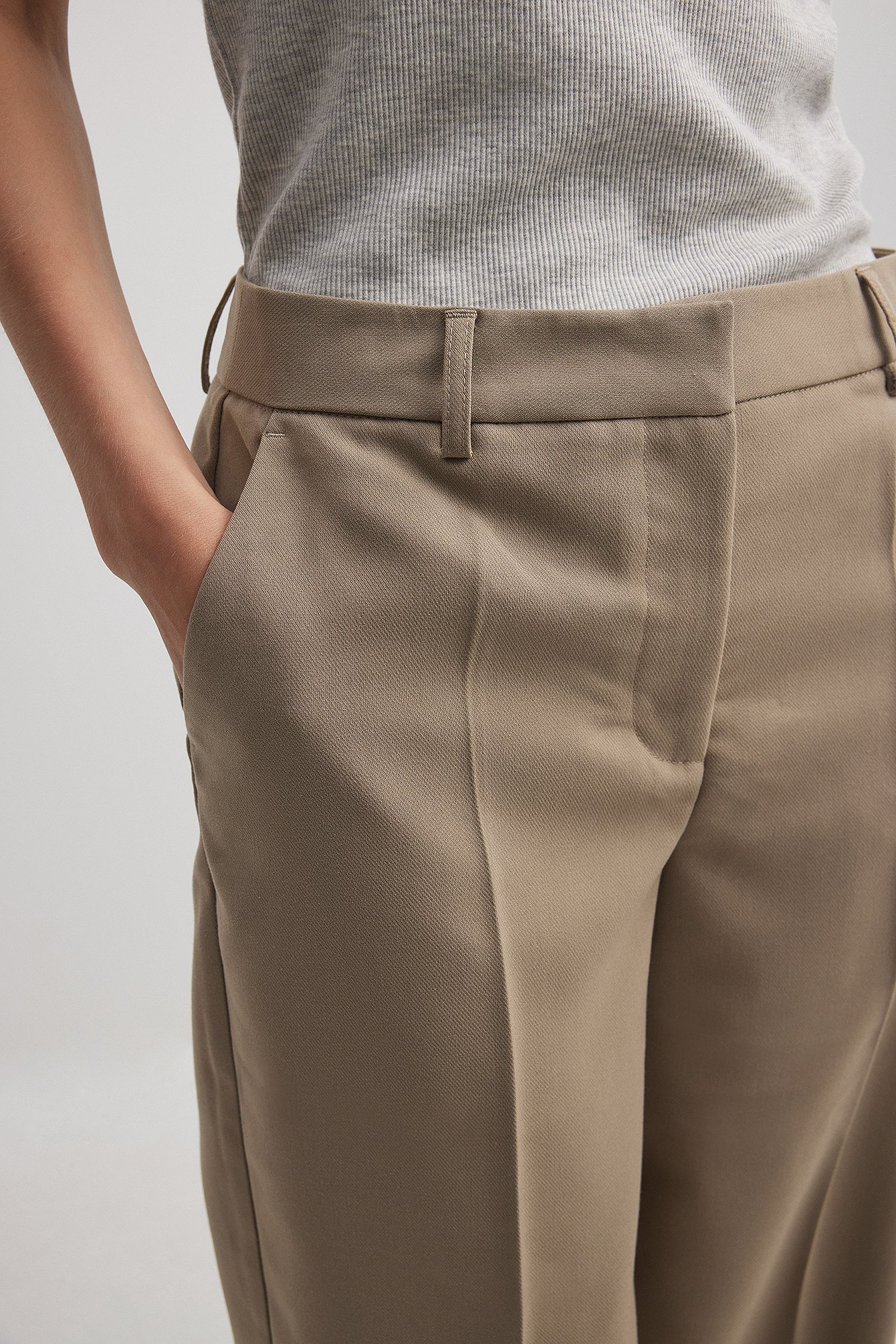 Hochgekrempelte Hose mit mittlerer Taille