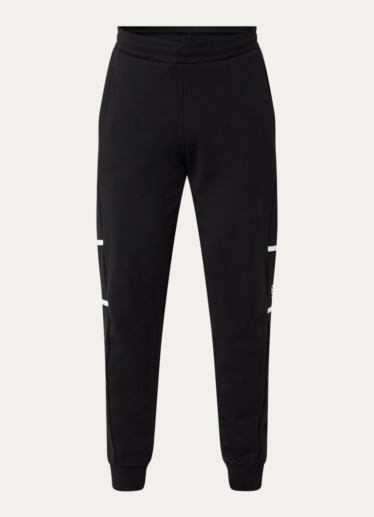 Pantaloni de trening slim fit de la Emporio Armani, cu logo și buzunare laterale.