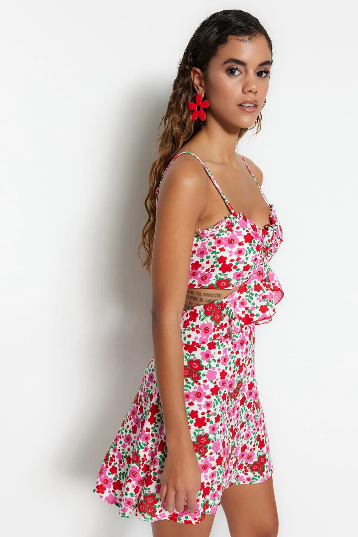 Trendyol Collection  Geblümtes, gewebtes Mini-Strandkleid mit Cut-out/Fensterausschnitt TBESS21EL1054