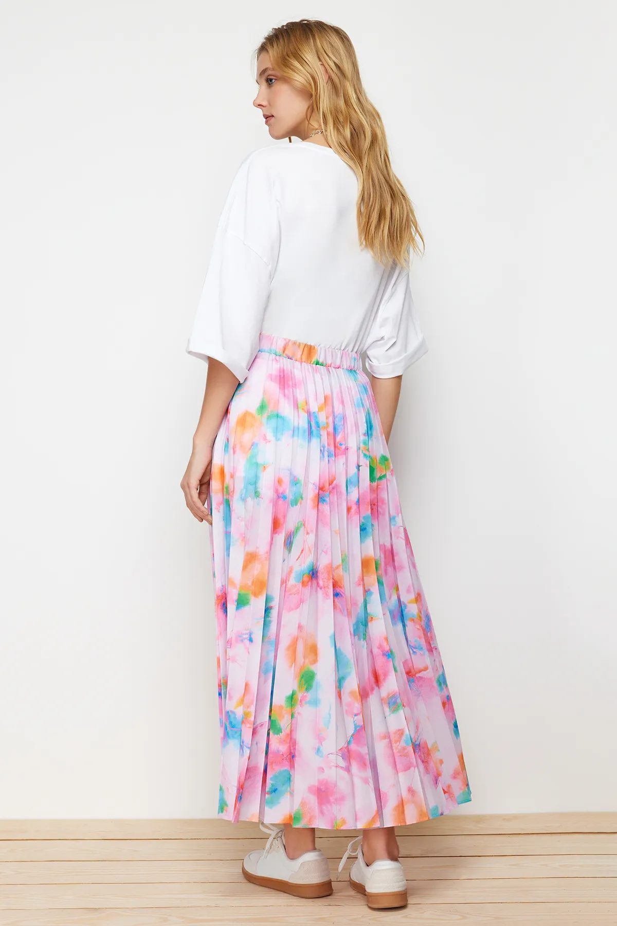 Trendyol Modest  Lilafarbener gewebter Plisseerock mit Blumenmuster und elastischer Taille TCTSS23EE00018