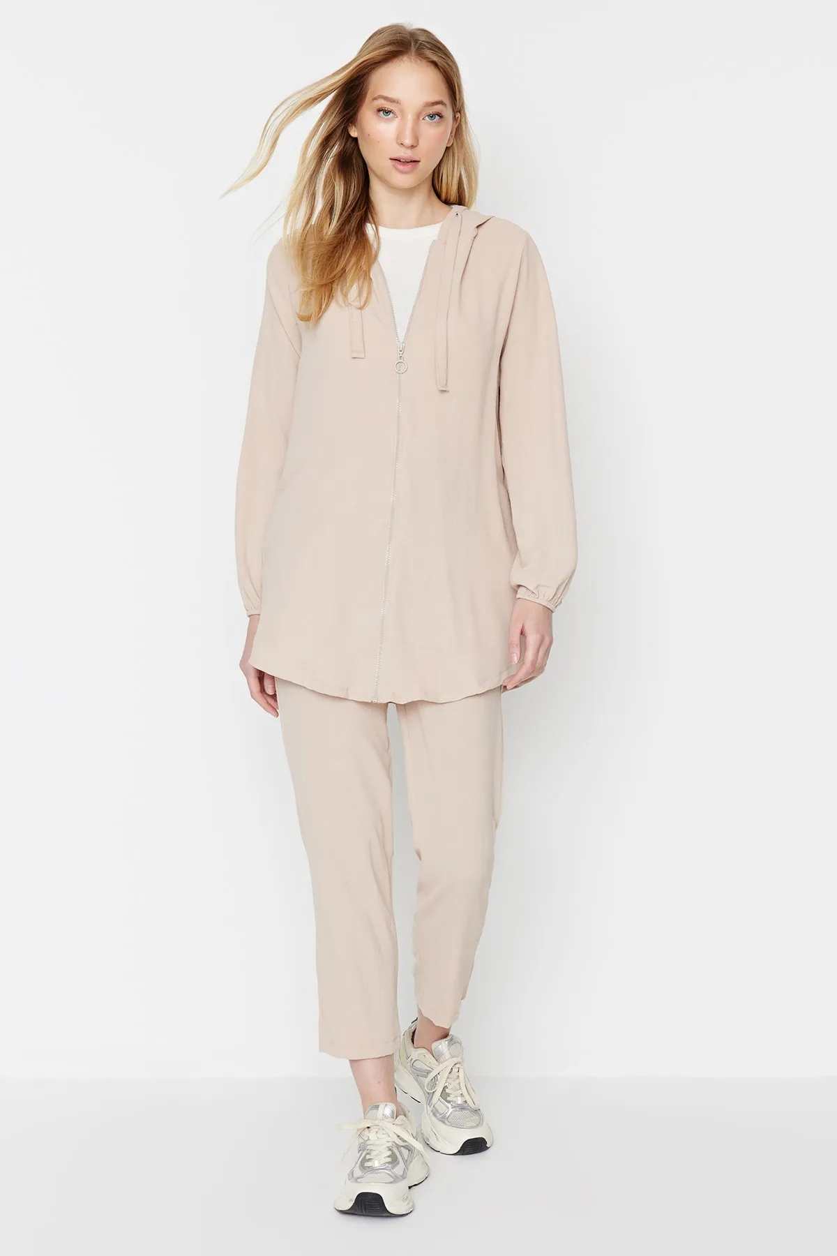 Trendyol Modest  Steinfarbenes Aerobin-Cardigan-Hosen-Set mit Kapuze und Reißverschluss, gewebt TCTSS22US0026