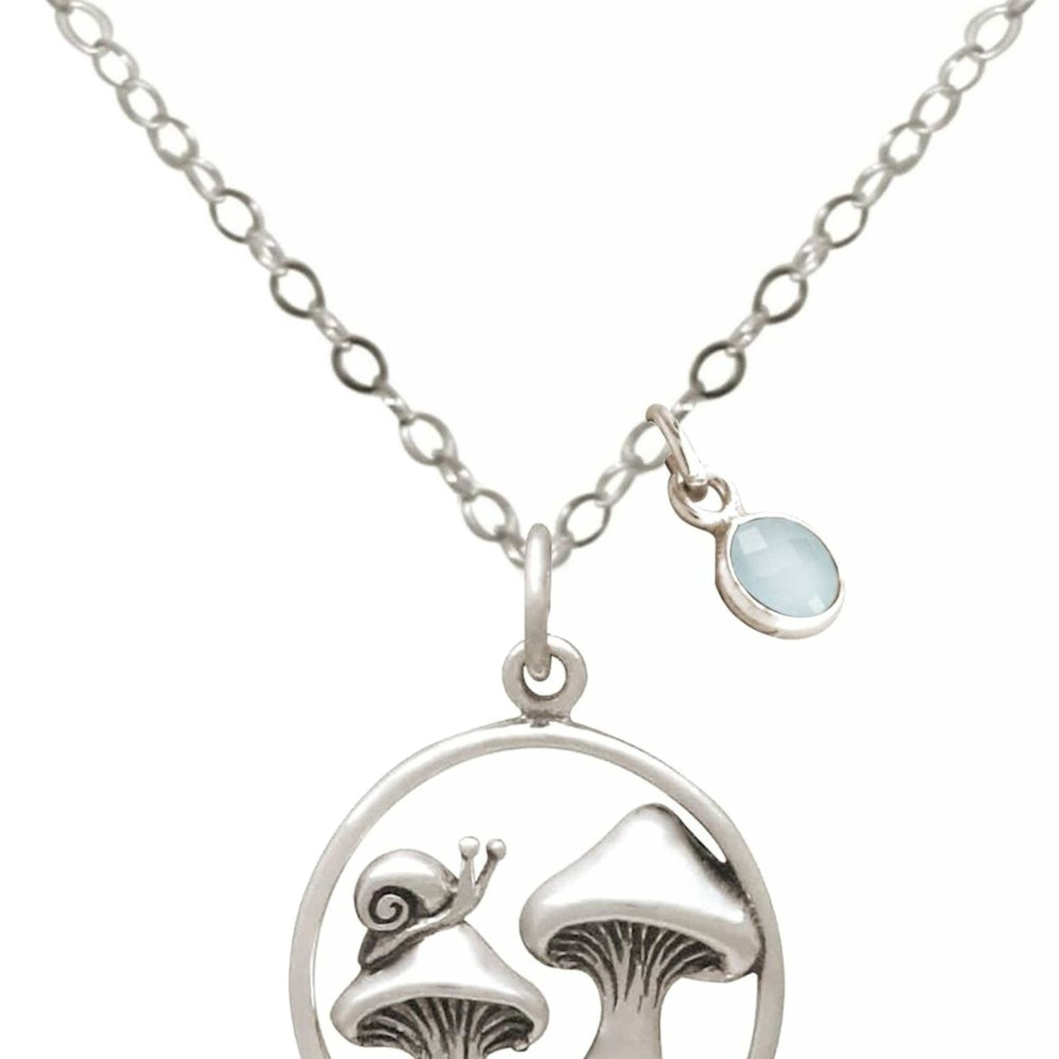 Kette mit Anhänger 'Schnecke auf Pilze Chalcedon'