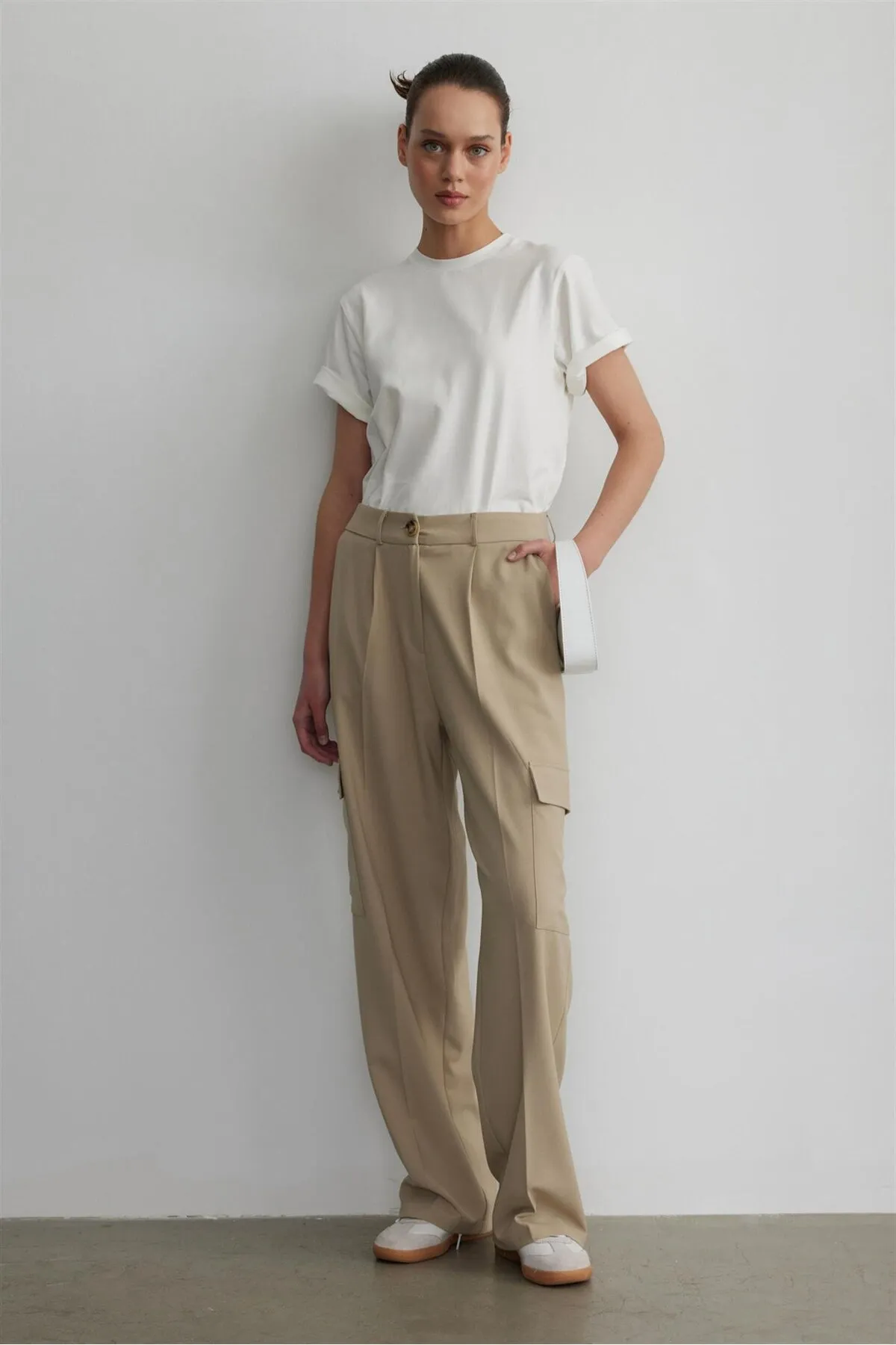 Suud Collection  Ecrufarbenes Basic-T-Shirt aus Baumwolle