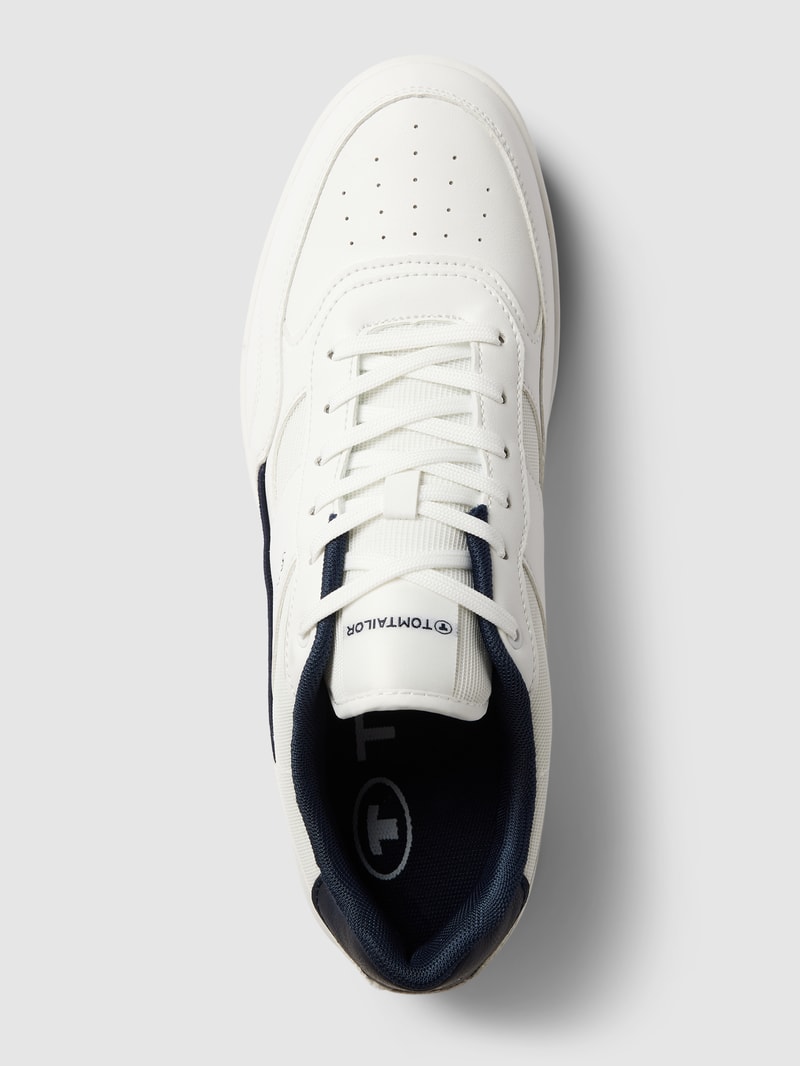 Sneaker mit Label-Details in weiß
