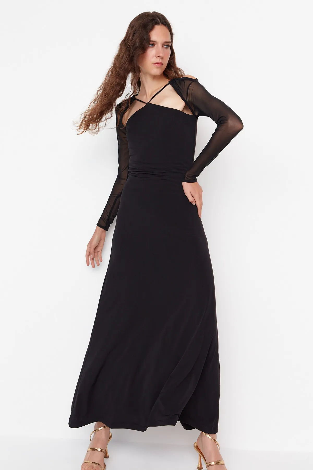 Trendyol Collection  Black Edition – Elegantes Abendkleid mit schwarzem Kragen und Details TPRAW23EL00315