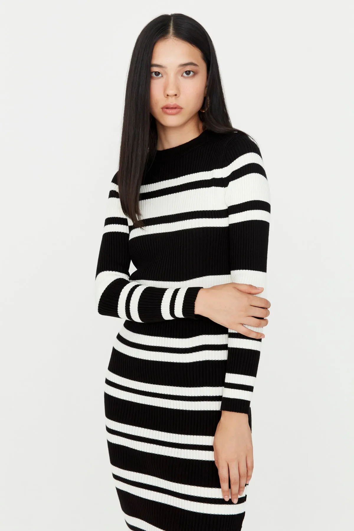 Trendyol Collection  Schwarz Schwarzes Midi-Strickkleid mit Rundhalsausschnitt TWOAW23EL00539 Kleid TWOAW23EL00539