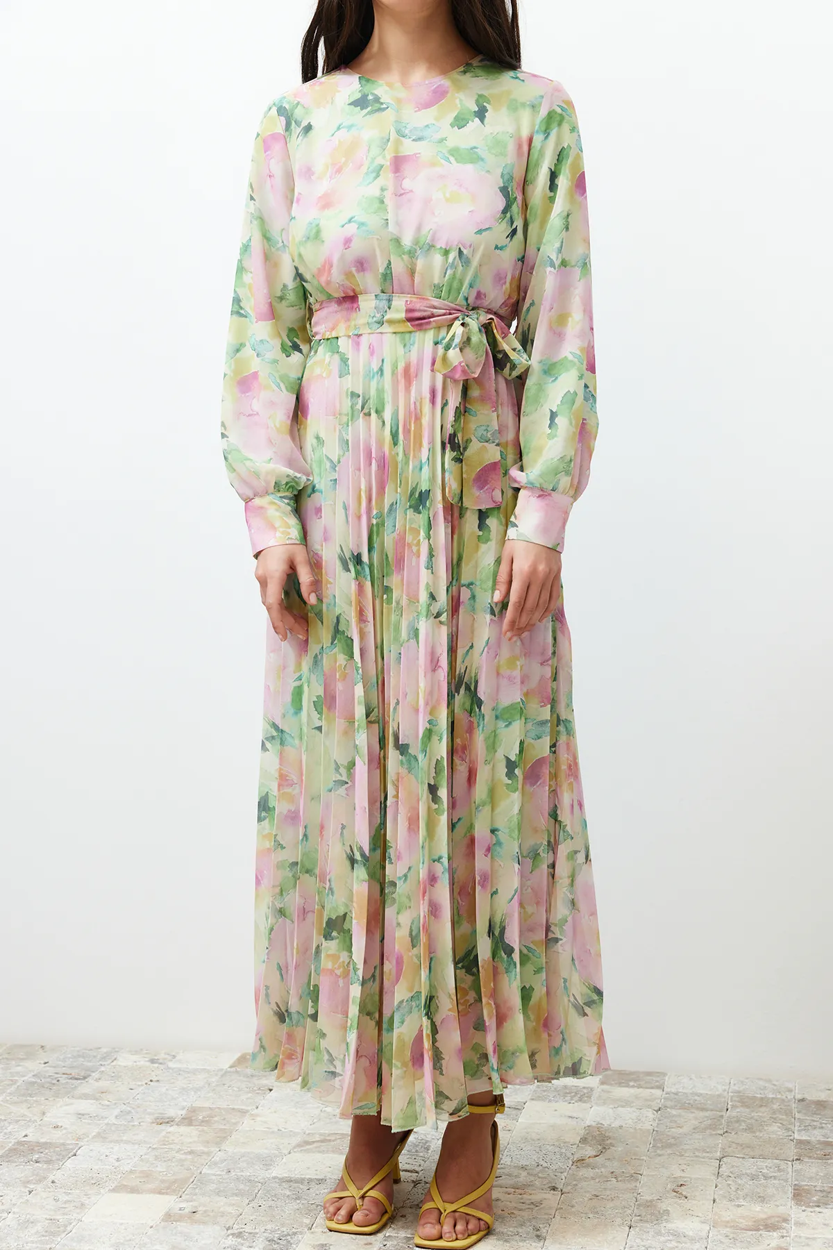 Trendyol Modest  Hellgrünes Kleid aus gewebtem Chiffon mit Blumenmuster und gefüttertem, plissiertem Saum TCTSS24EB00151
