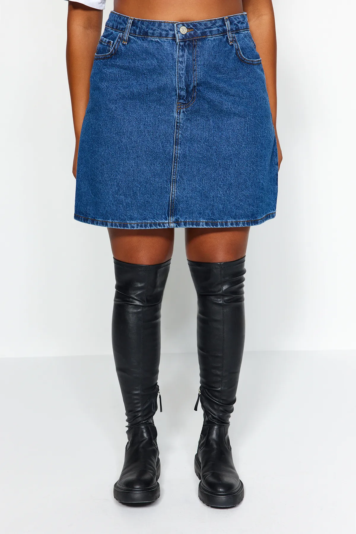 Trendyol Curve  Blauer Jeansrock in A-Form mit hoher Taille TBBAW23AZ00042