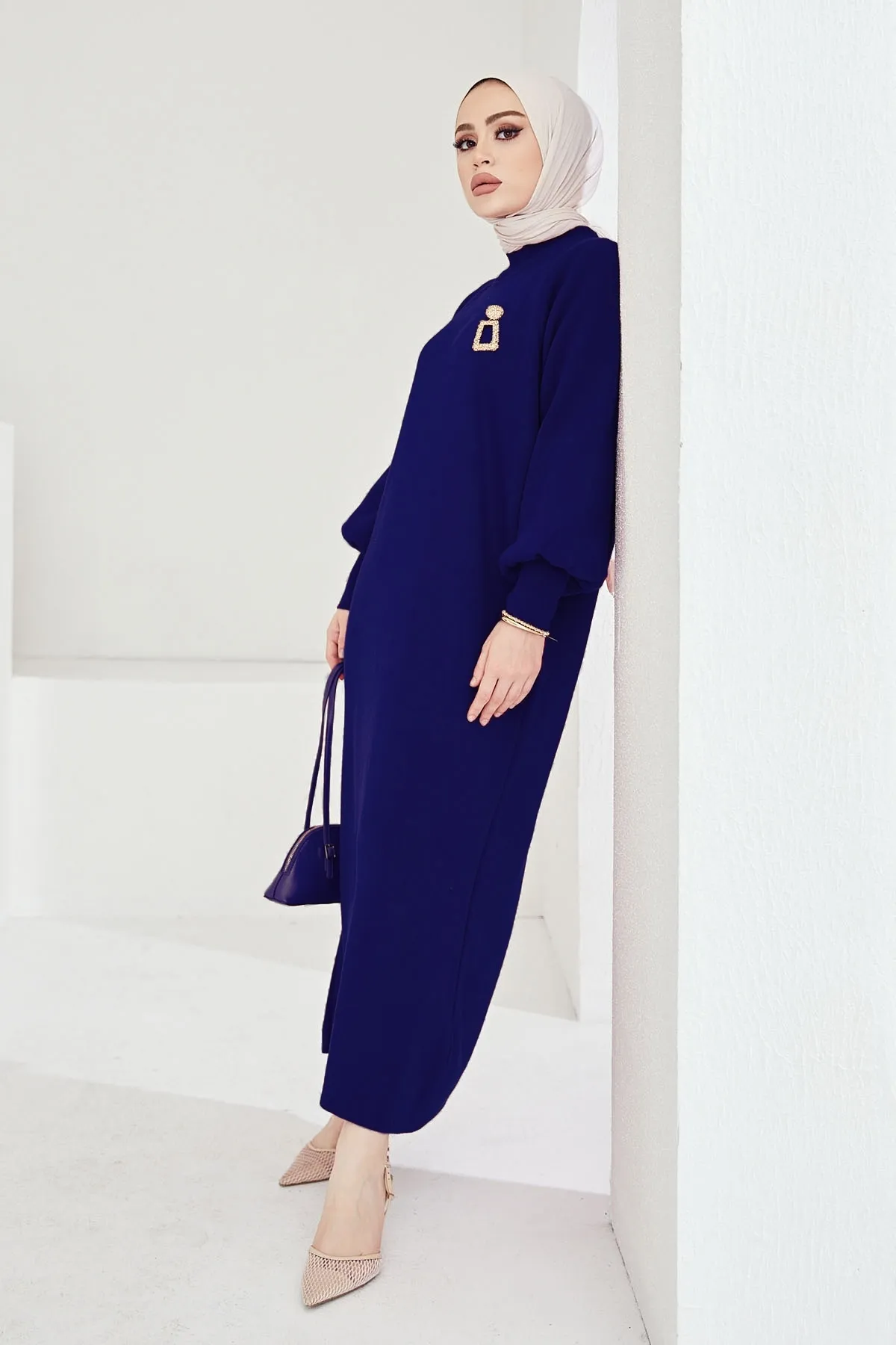 InStyle  Mina Hijab-Kleid aus Strick mit Ballonärmeln – Marineblau
