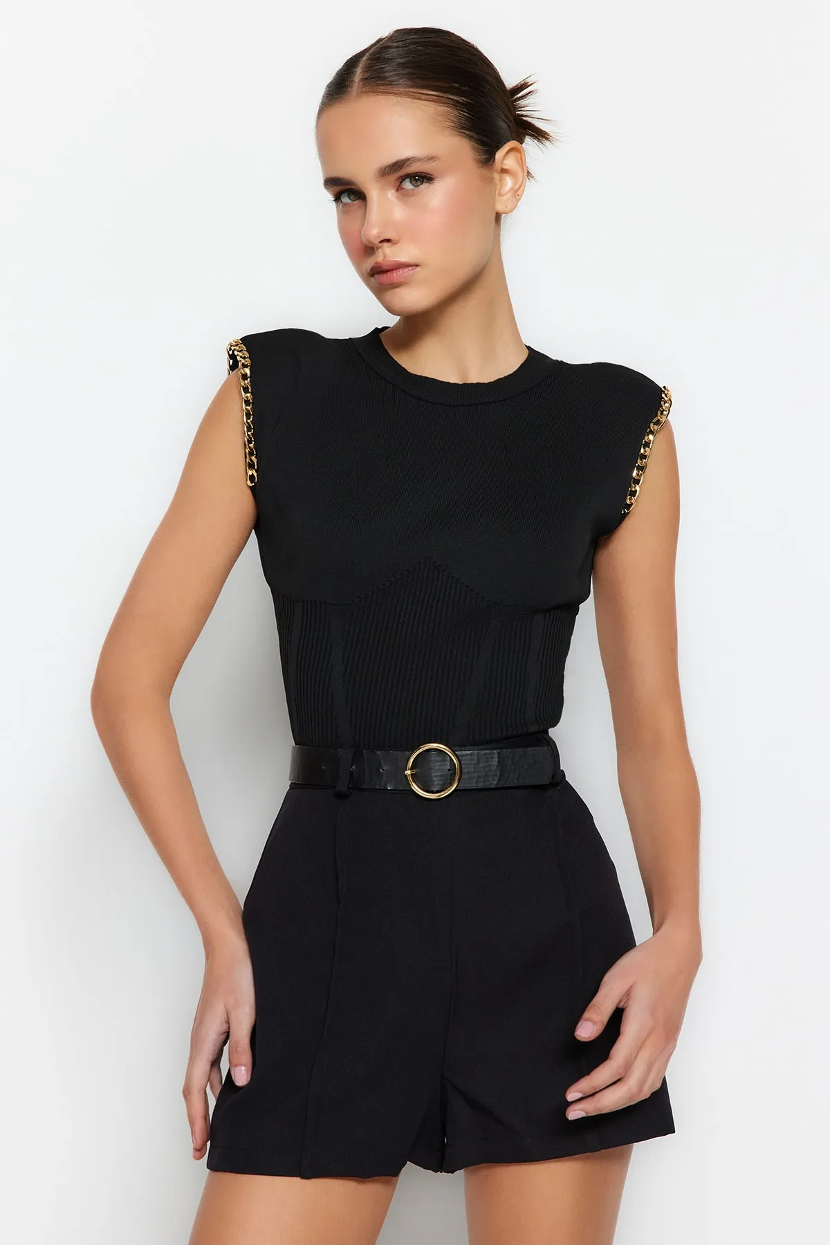Trendyol Collection  Schwarze Strickbluse mit Metallkette und detailliertem Strickmuster TWOSS23BZ00621