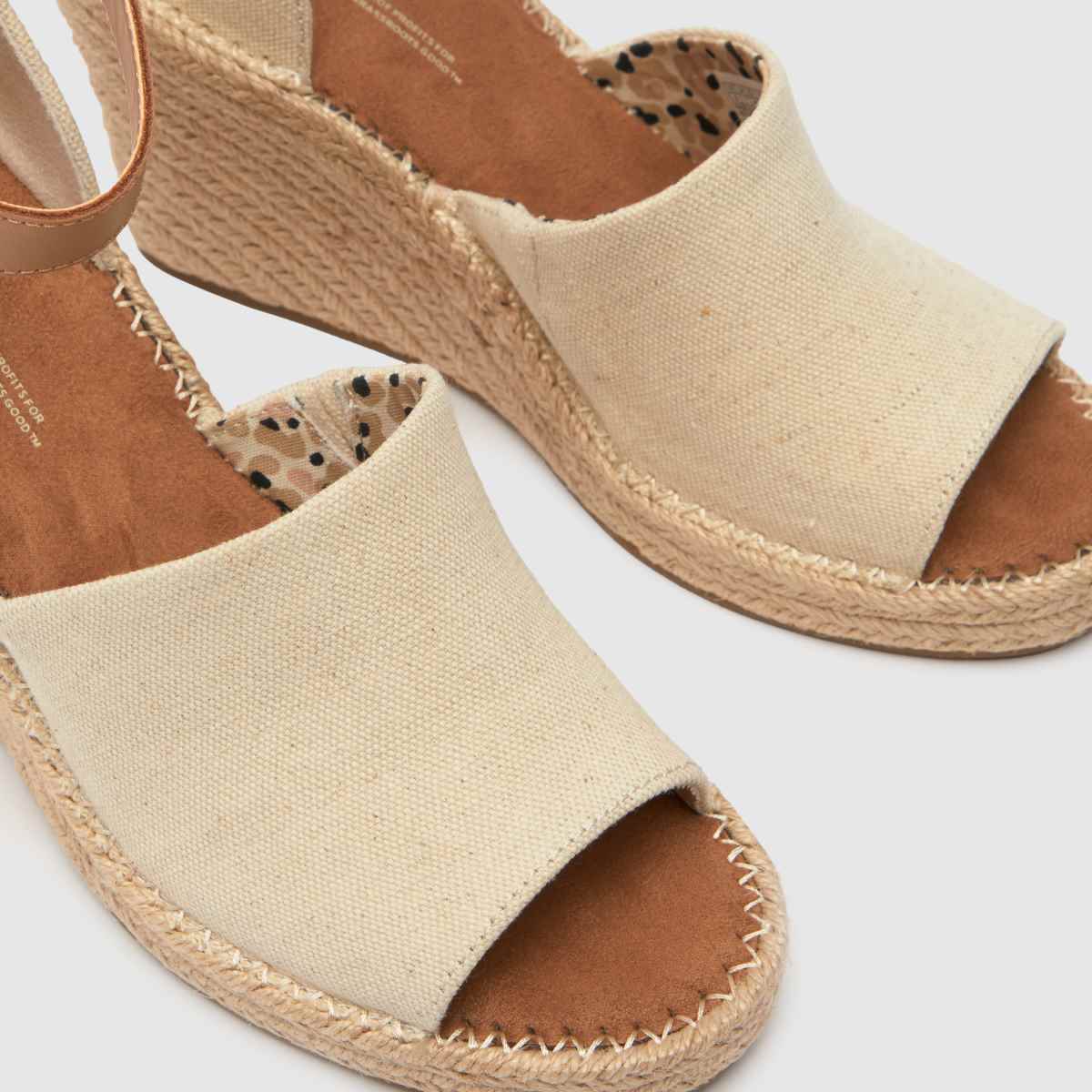 TOMS – Marisol – Naturfärgade sandaler med kilklack
