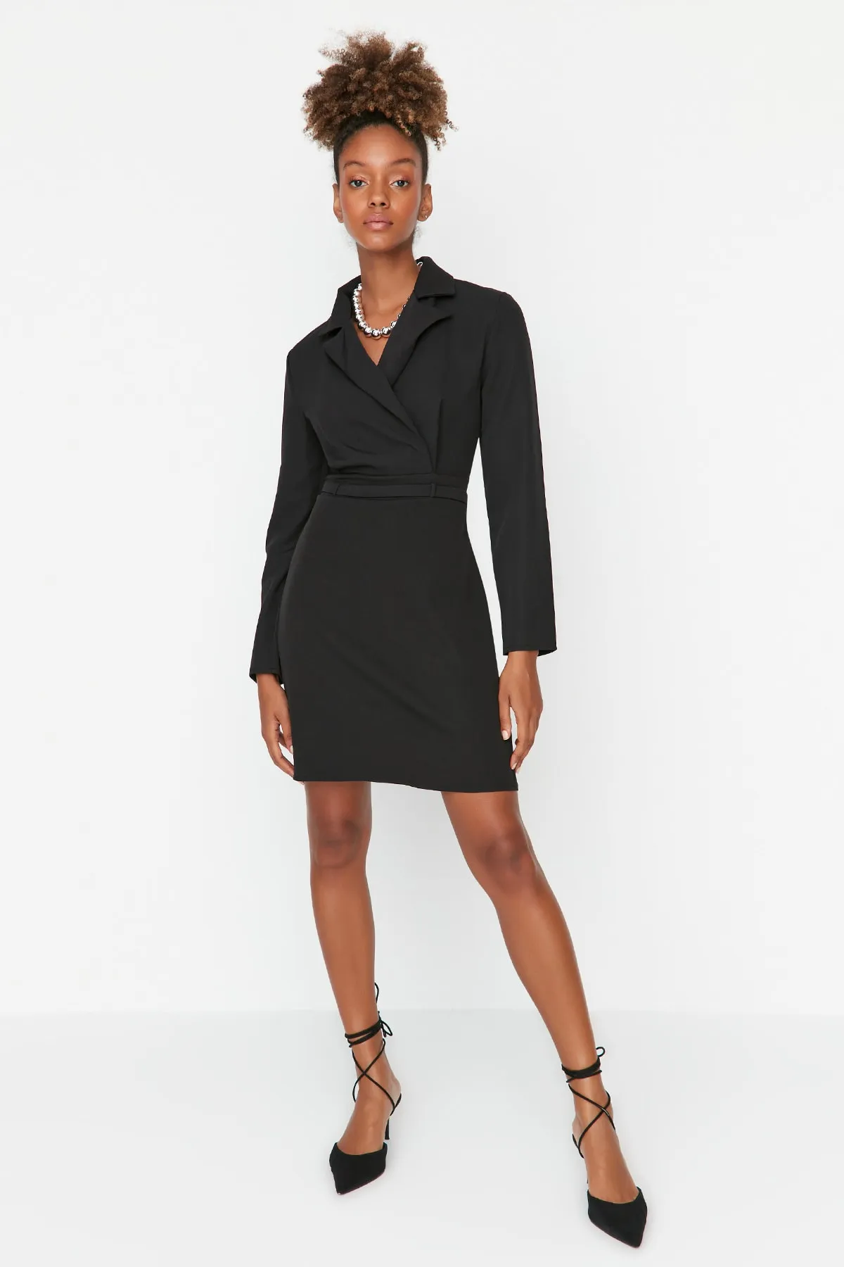 Trendyol Collection  Schwarzes Mini-Kleid mit gewebter Jacke und Kragen TWOAW23EL00360