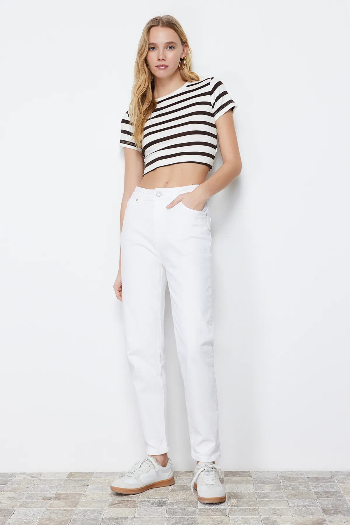 Trendyol Collection  Weiße, nachhaltigere Mom-Jeans mit hoher Taille TWOSS24JE00122