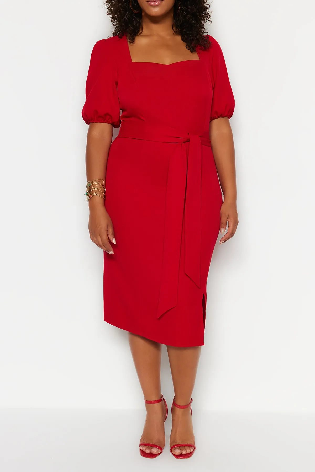 Trendyol Curve  Rotes gewebtes Kleid mit Gürteldetail TBBSS23AH00251