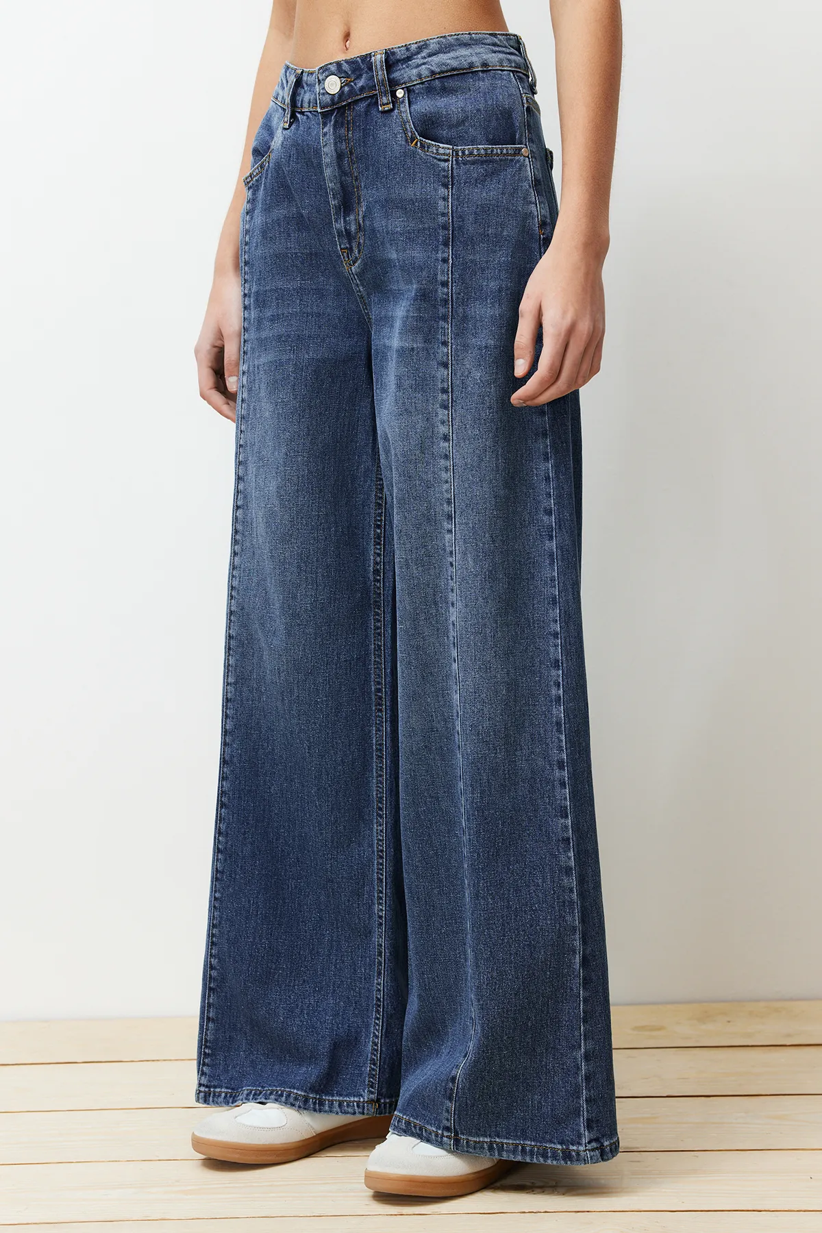 Trendyol Collection  Blaue, nachhaltigere Nahtdetaillierte Jeans mit weitem Bein und hoher Taille TWOSS24JE00116