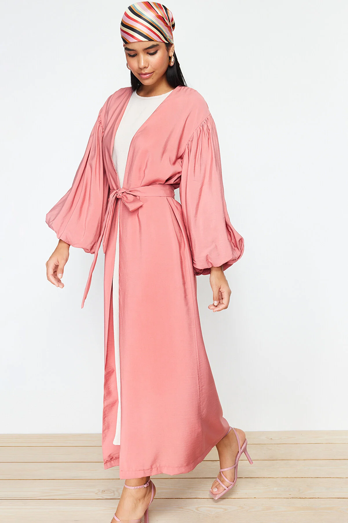 Trendyol Modest  Getrocknete lange gewebte Mütze mit Rosengürtel und Ferace & Abaya TCTSS24KF00001