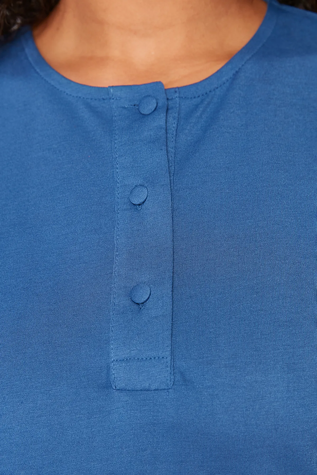 Trendyol Curve  Marineblaues Pyjama-Set aus Strick mit Rundhalsausschnitt TBBSS24AI00011