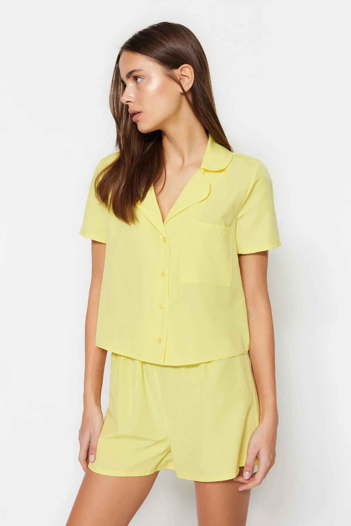Trendyol Collection  Gelbes, gewebtes Pyjama-Set mit Hemd und Shorts aus Frottee-Baumwolle THMSS23PT00132