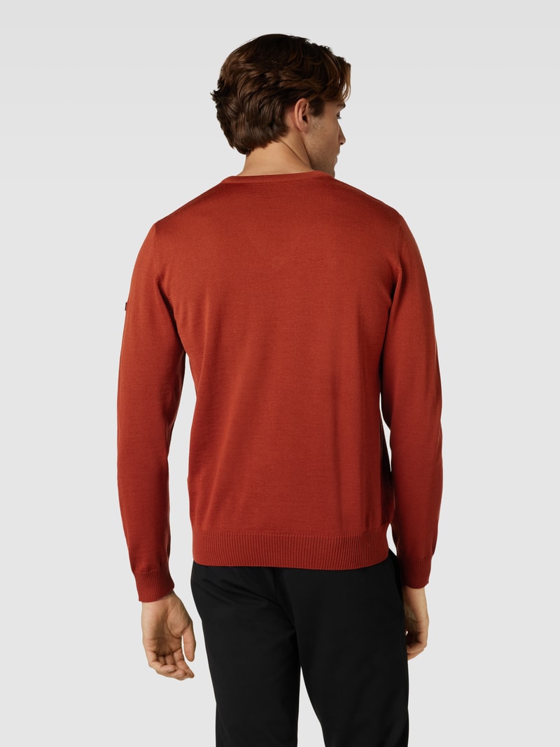 Strickpullover mit Label-Patch in kupfer