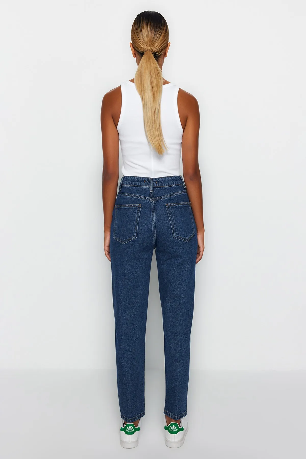 Trendyol Collection  Dunkelblaue Mom-Jeans mit hoher Taille und Knopfleiste vorne TWOAW24JE00071