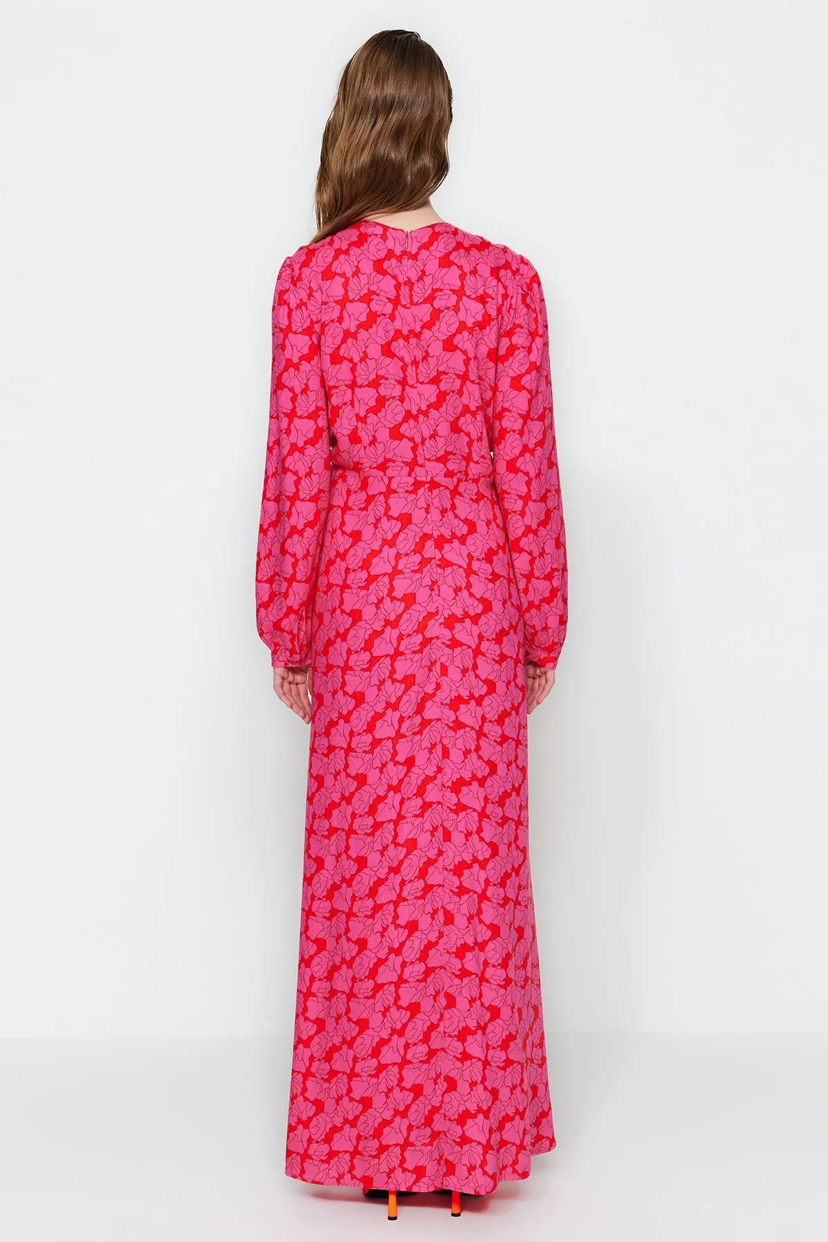 Trendyol Modest  Fuchsiafarbenes gewebtes Kleid mit Blumenmuster und Nähten an der Taille TCTSS22EB00105