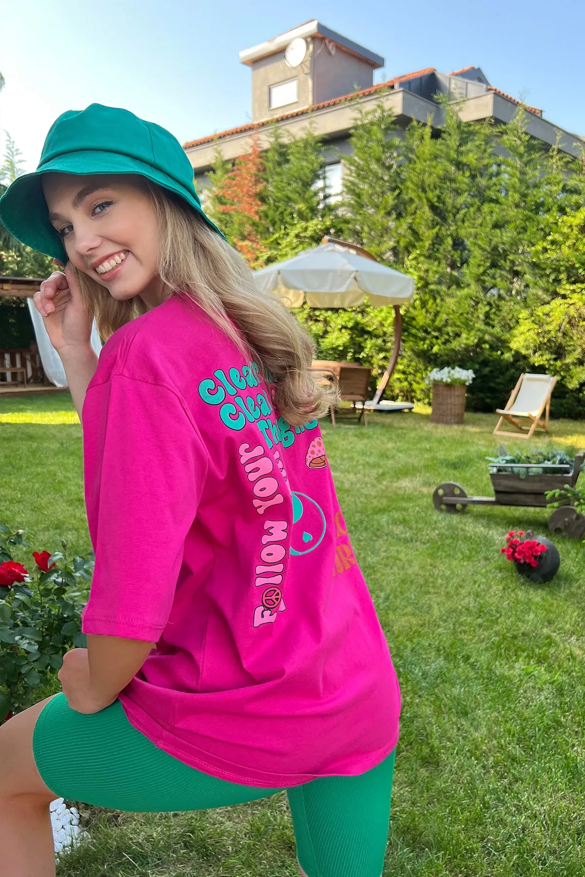 Trend Alaçatı Stili  Fuchsiafarbenes Oversize-T-Shirt aus 100 % Baumwolle mit Rundhalsausschnitt vorne und hinten, Flockdruck ALC-X7982