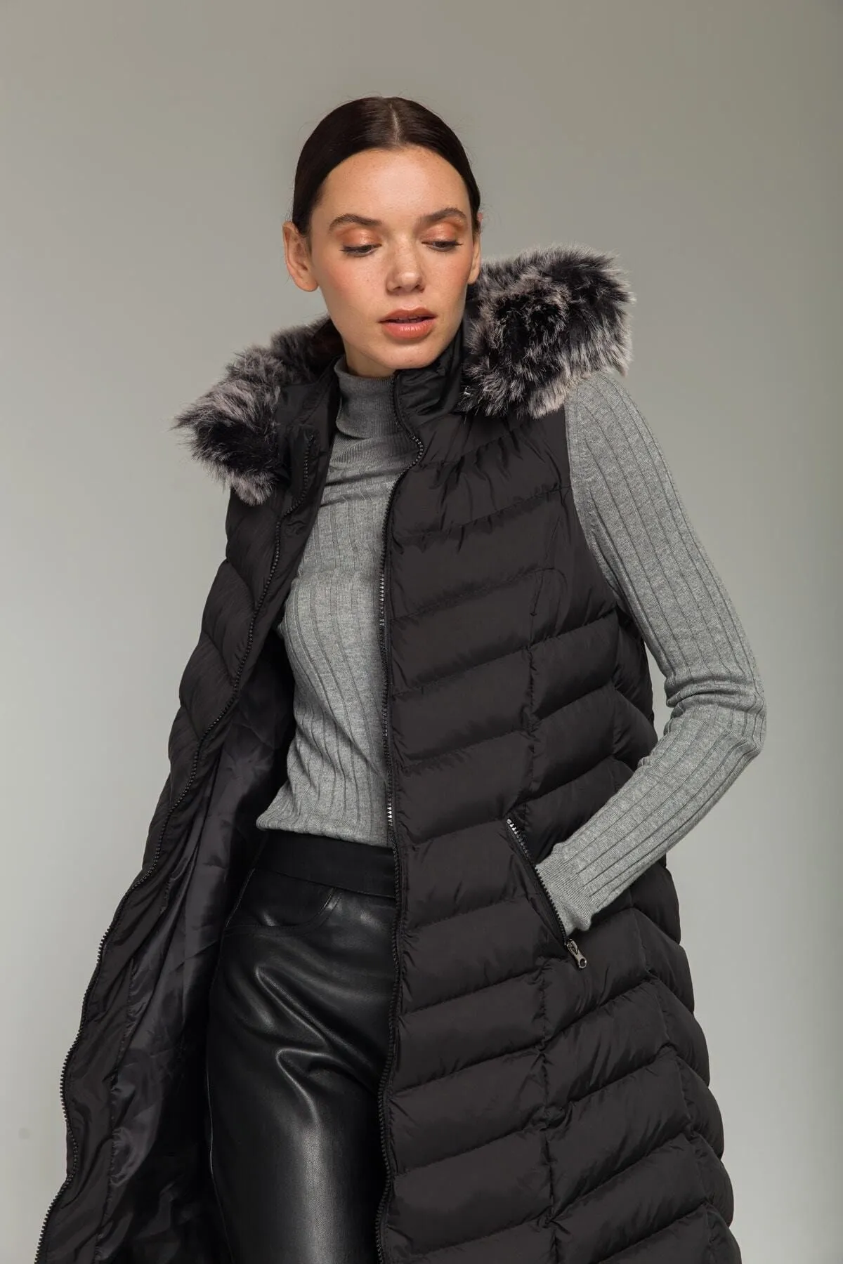 Olcay  Schwarze Pufferweste mit Fellkapuze für Damen