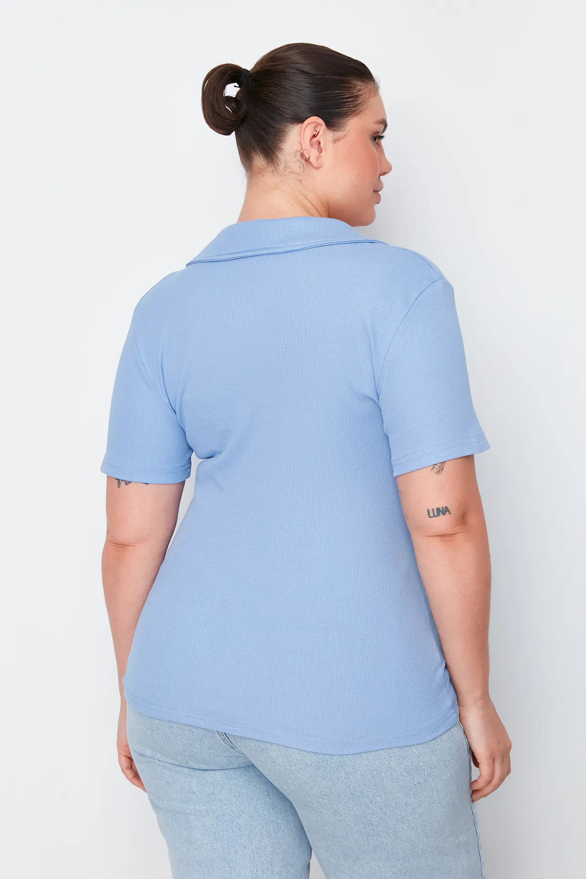 Trendyol Curve  Blaue, figurbetonte Strickbluse mit Polokragen TBSSS22BZ0750