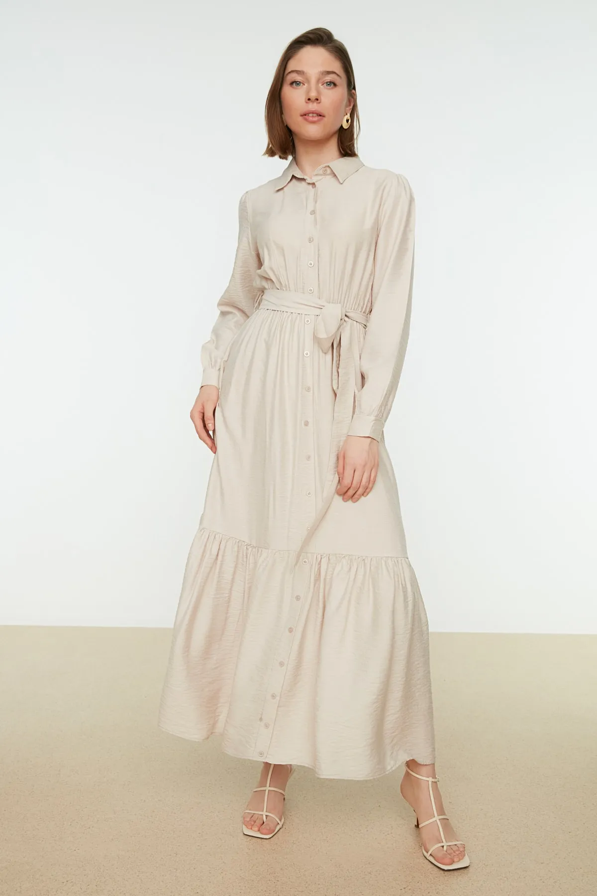Trendyol Modest  Beiges Hemdblusenkleid aus Webstoff mit Gürtel, Schulterdetail, Rock und Volant TCTSS21EL3887