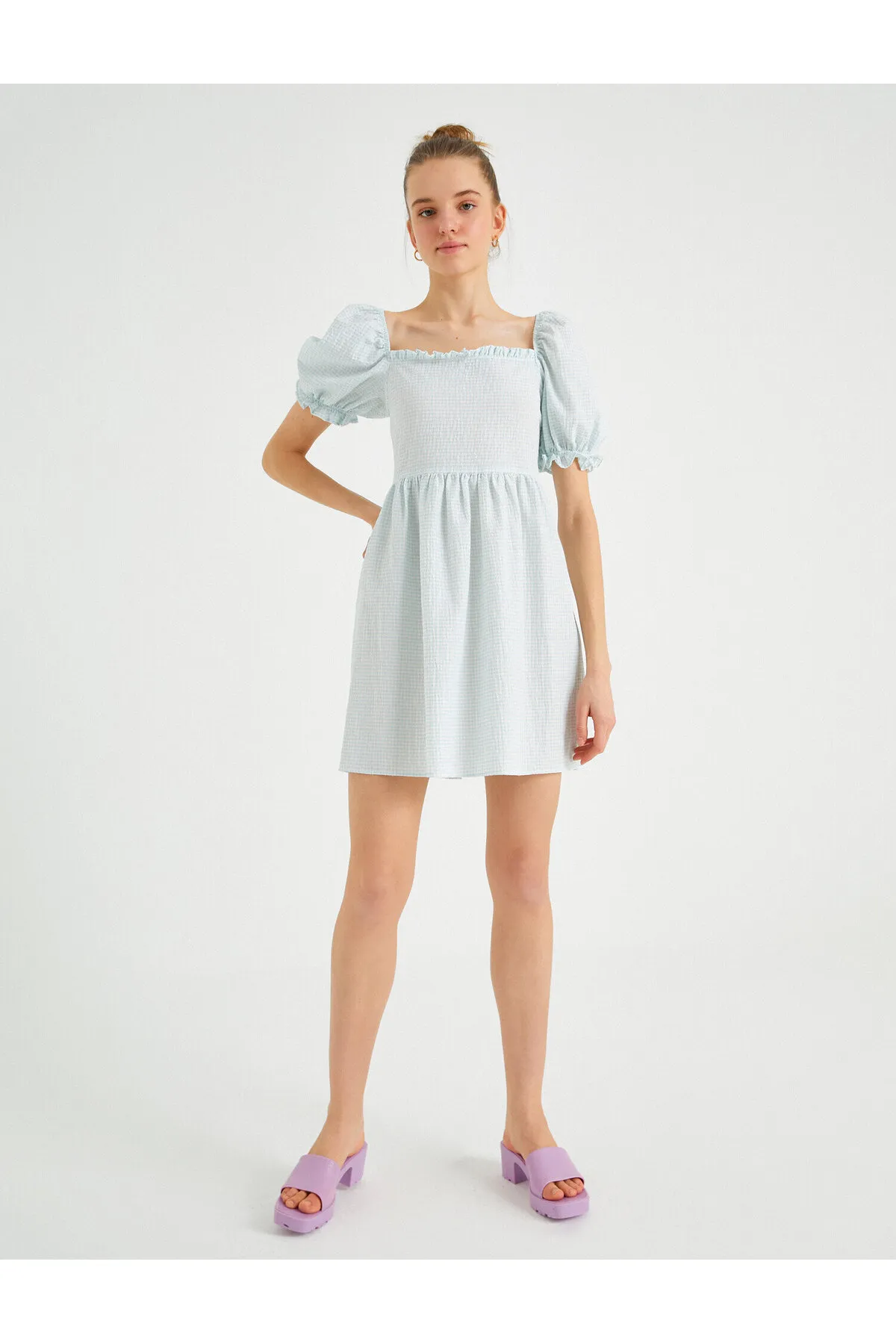 Koton  Rüschendetailkleid mit kurzen Ärmeln