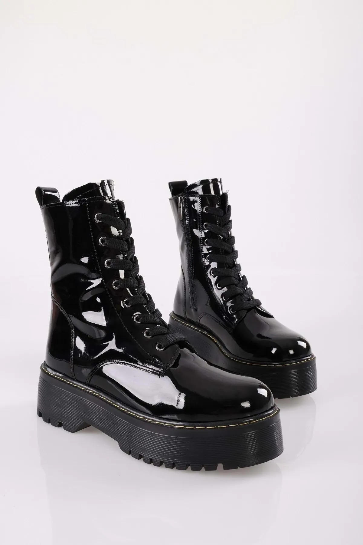 Shoeberry  Damen-Schnürstiefel Martin aus schwarzem Lackleder mit dicker Sohle