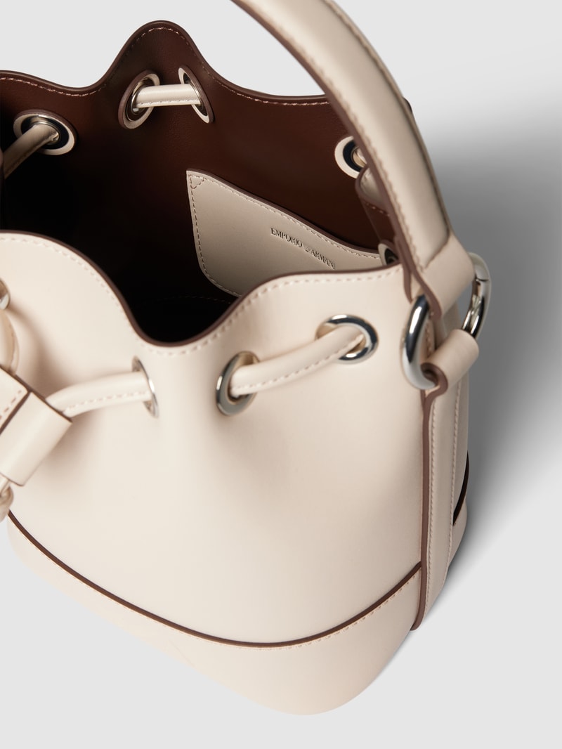 Bucket Bag mit Label-Detail in beige
