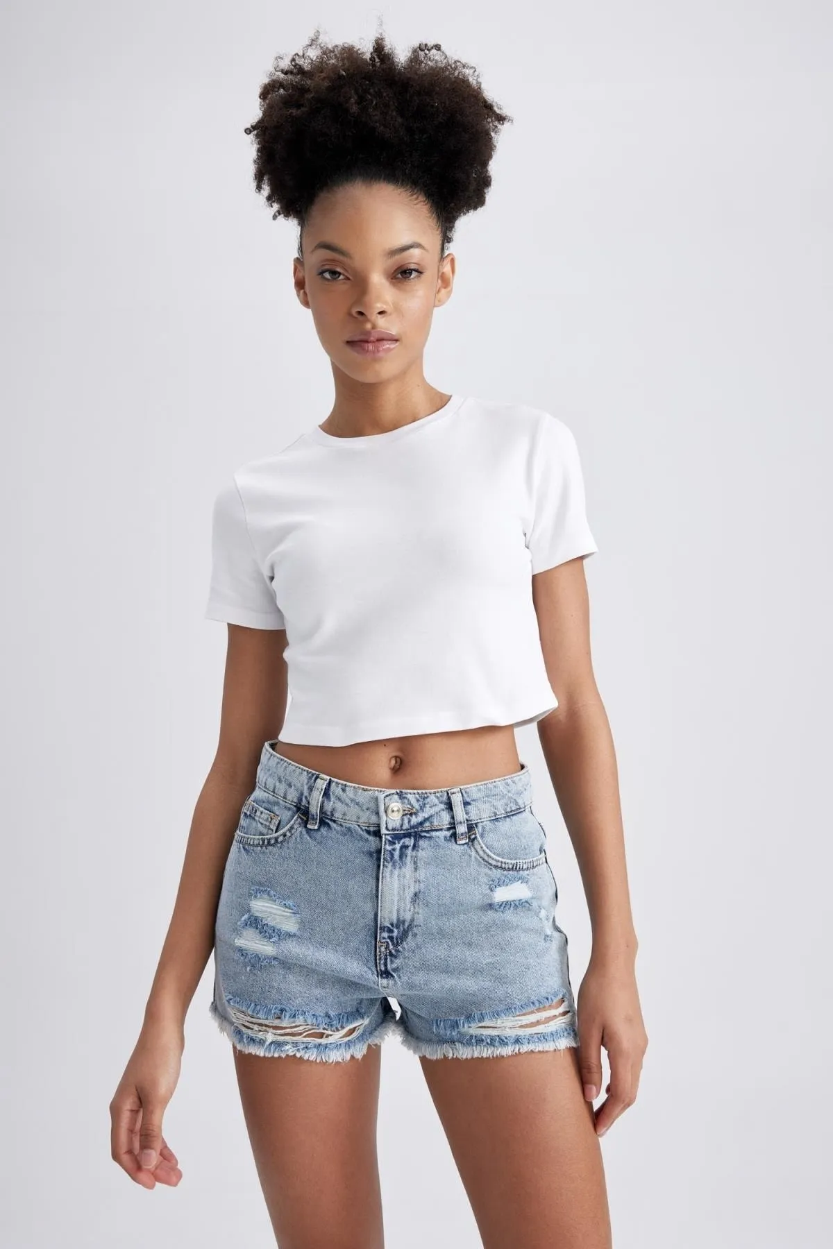 DeFacto  Jeansshorts mit hoher Taille und Cut-Outs am Bein, 100 % Baumwolle, A2606ax23sm