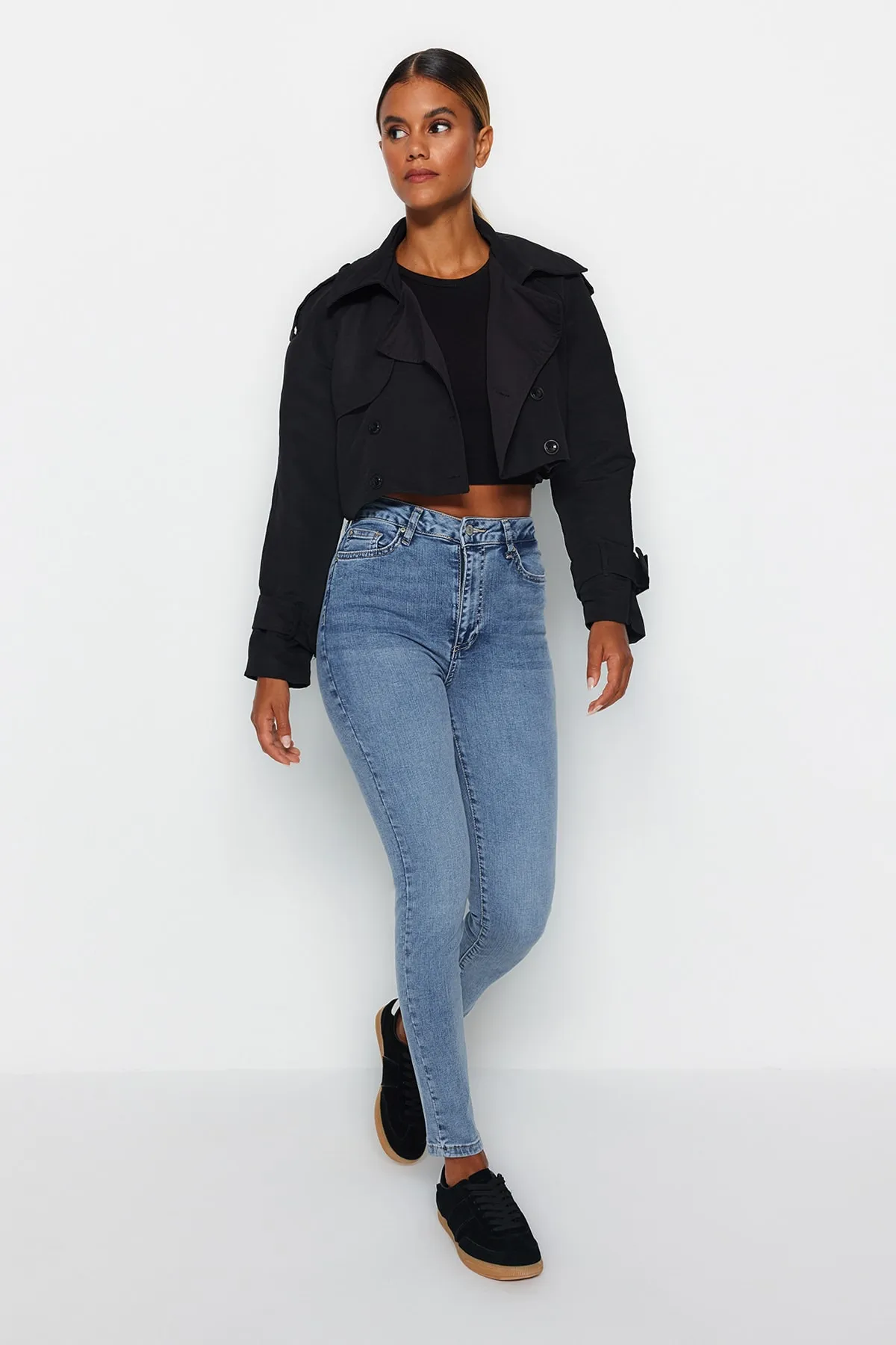 Trendyol Collection  Hellblaue High Waist Skinny Jeans mit Shaping-Effekt TWOAW24JE00070