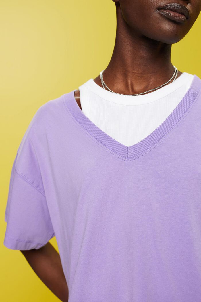 T-Shirt mit V-Ausschnitt aus Baumwolle