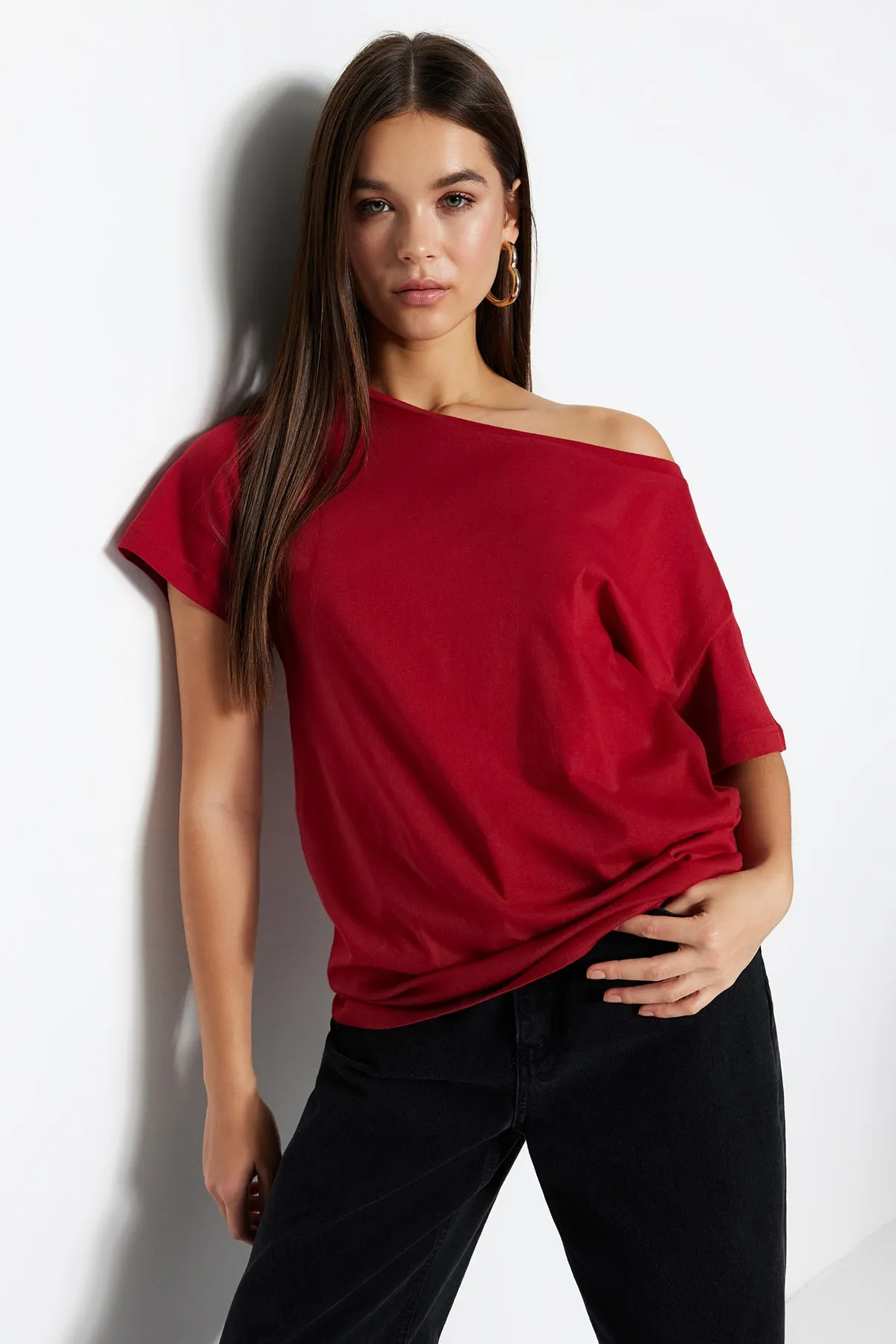 Trendyol Collection  Rotes Boyfriend-Strick-T-Shirt aus 100 % Baumwolle mit U-Boot-Ausschnitt TWOSS20TS0140