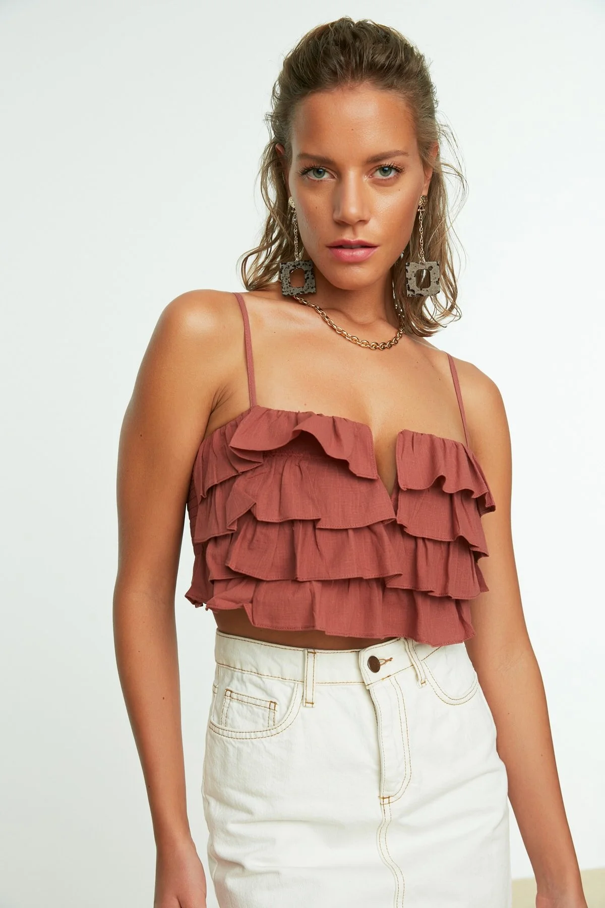 Trendyol Collection  Braune Crop-Webbluse aus 100 % Baumwolle mit Rüschen TBESS21BZ0661