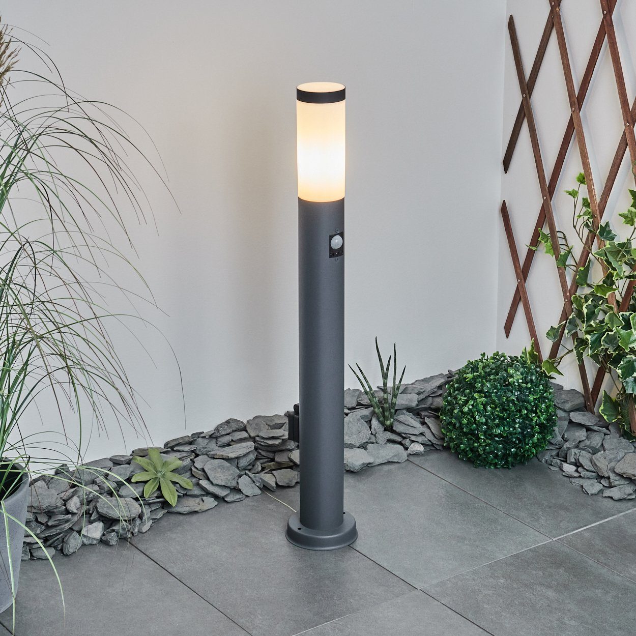 hofstein Pollerleuchte Gnocchetta moderne Sockelleuchte, mit Bewegungsmelder u. Steckdose, ohne Leuchtmittel, Metall in Anthrazit, Gartenlampe, E27, Gartenbeleuchtung IP44