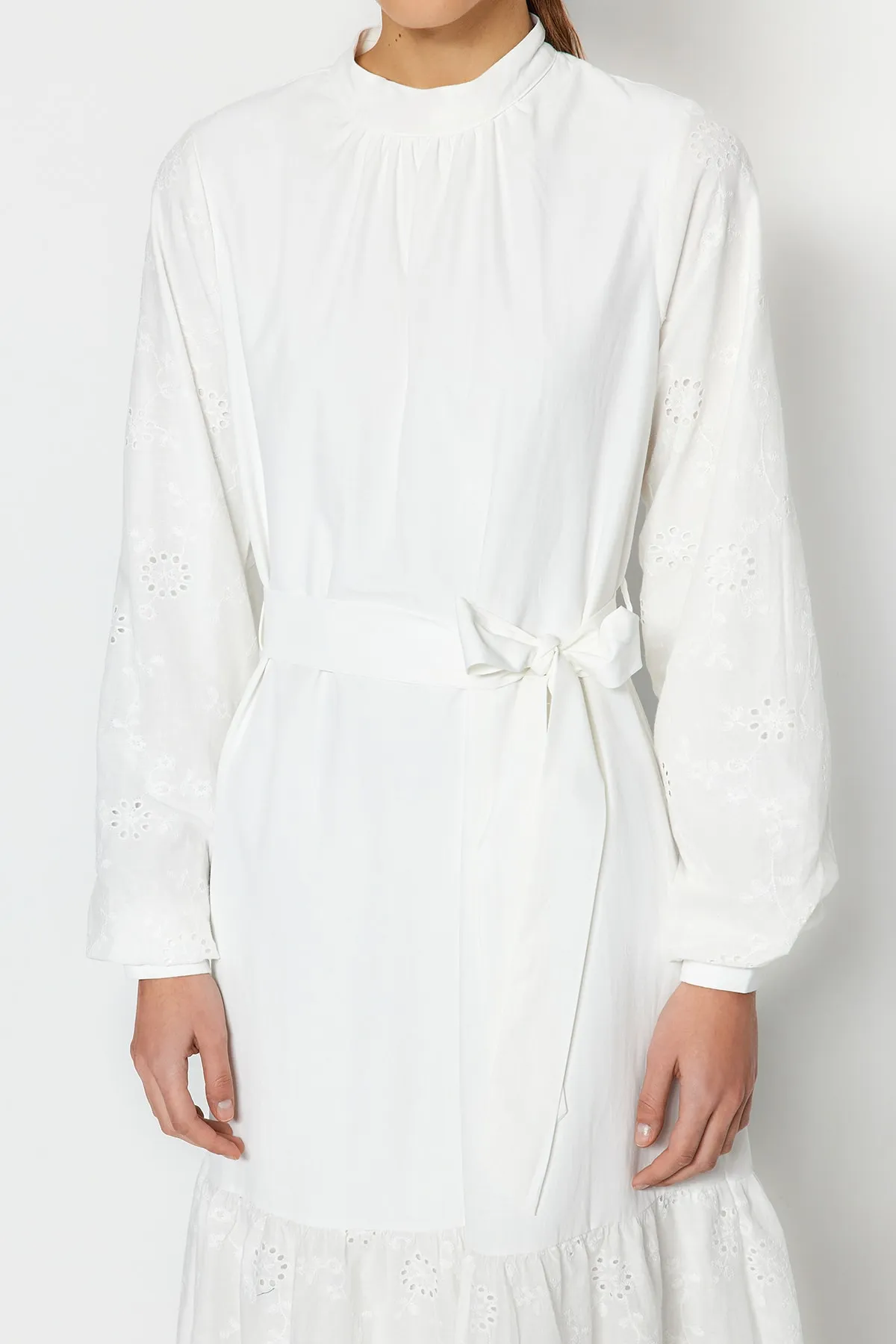 Trendyol Modest  Weißes, gefüttertes, gewebtes Kleid mit Stickereidetails an Ärmeln und Röcken TCTSS23EB00080