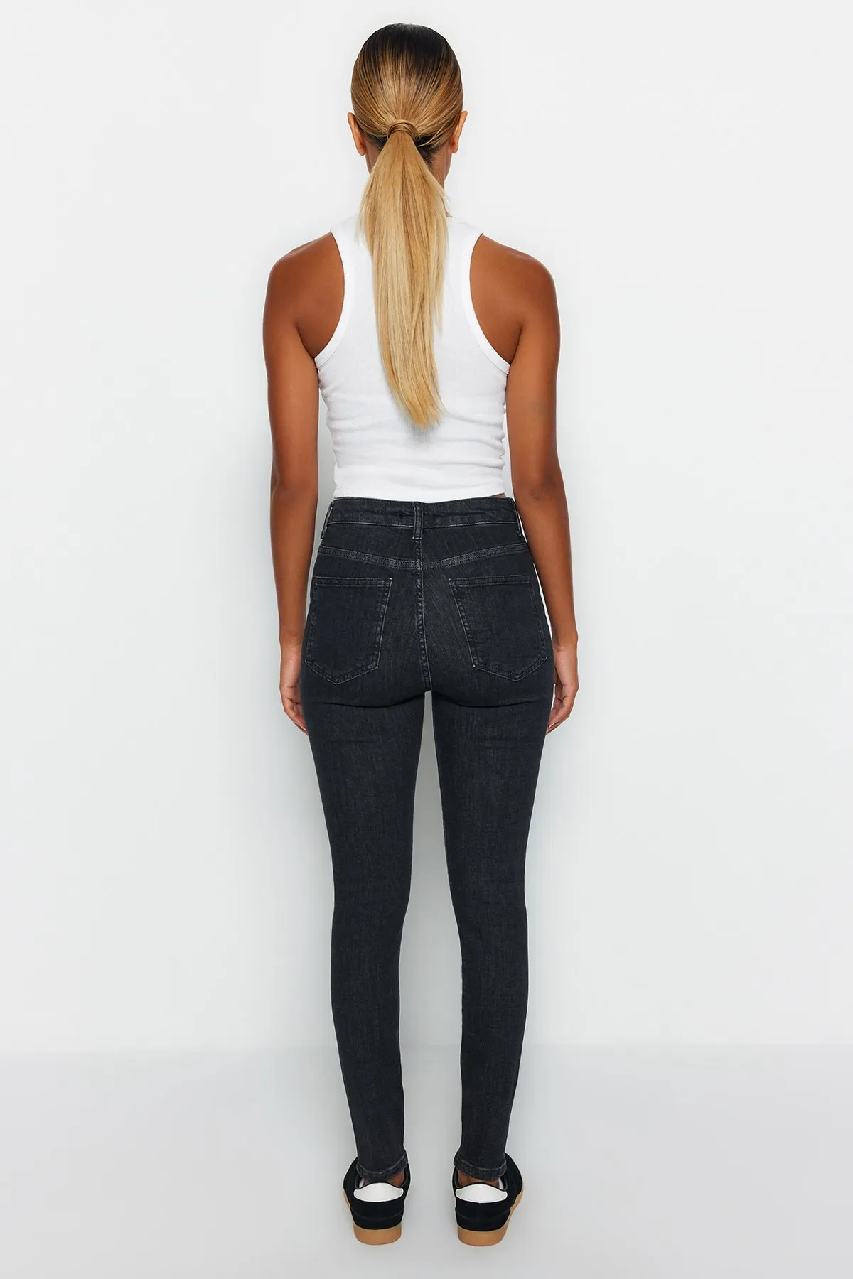Trendyol Collection  Schwarze Röhrenjeans mit normaler Taille TWOAW24JE00067