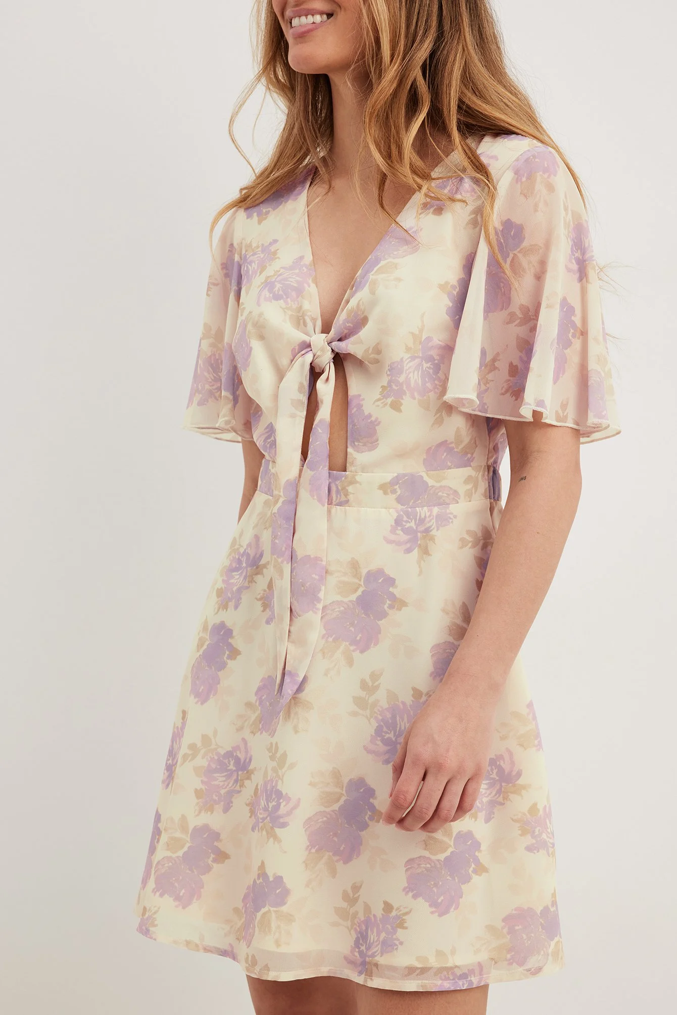 Chiffon-Minikleid mit Schnürung vorne