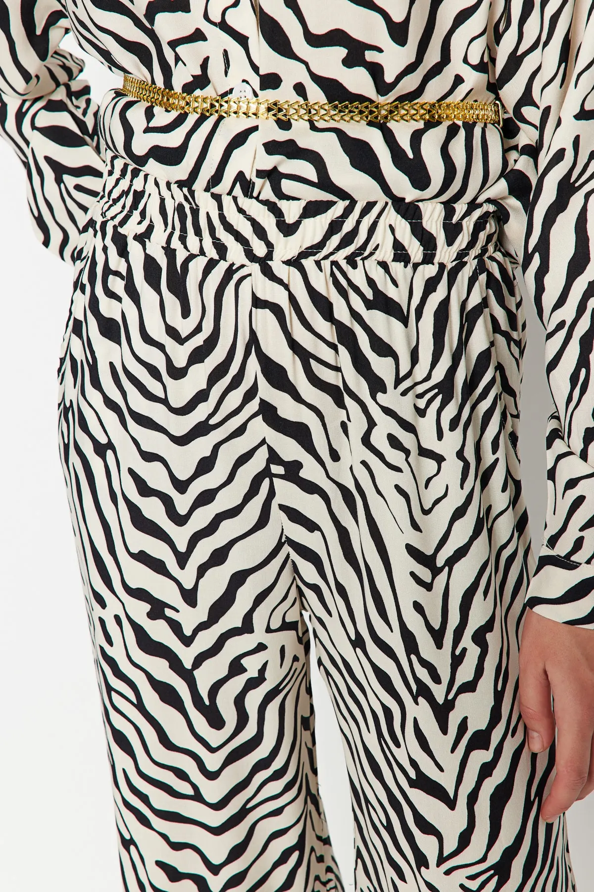 Trendyol Modest  Weißer Anzug aus gewebter Viskose mit Gürtel und Zebramuster, Tunika-Hose TCTSS23US00049