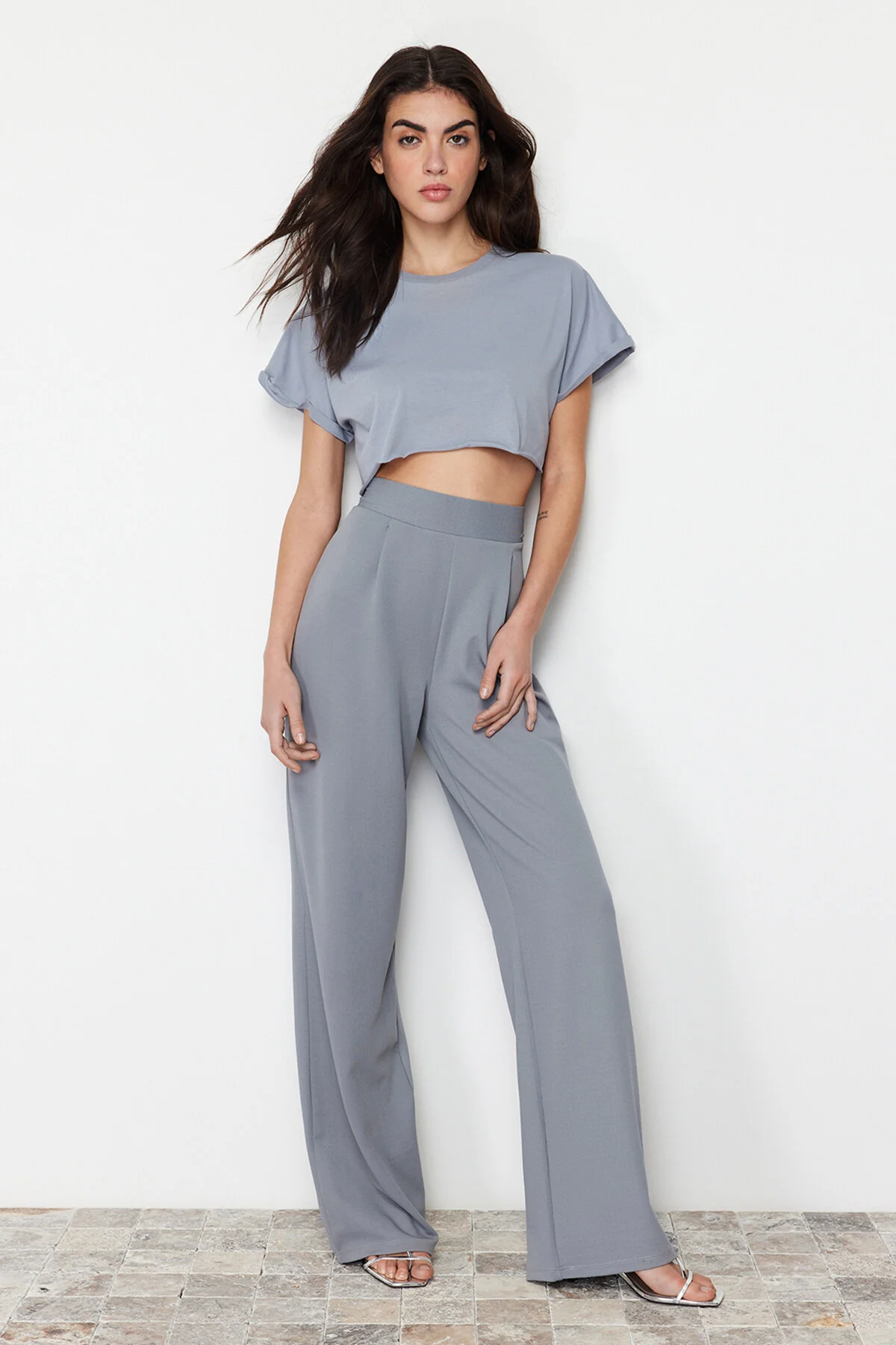 Trendyol Collection  Graue, plissierte Hose mit weitem Bein und entspanntem Schnitt TWOSS24PL00038