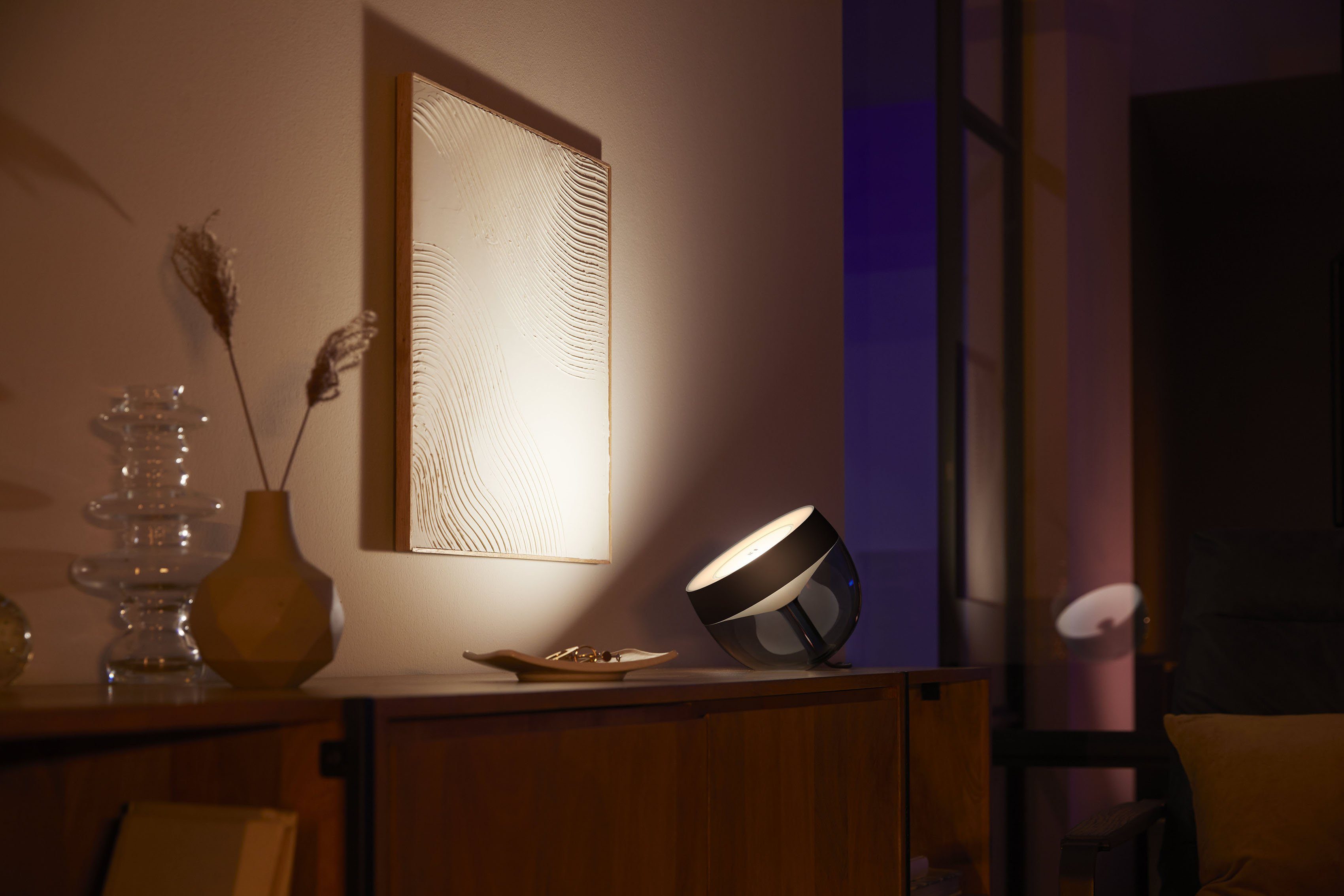 Philips Hue LED Tischleuchte Iris, LED fest integriert, Farbwechsler, Plug & Play-Lampe, Steuerung mit App oder Sprache, Hue Bridge